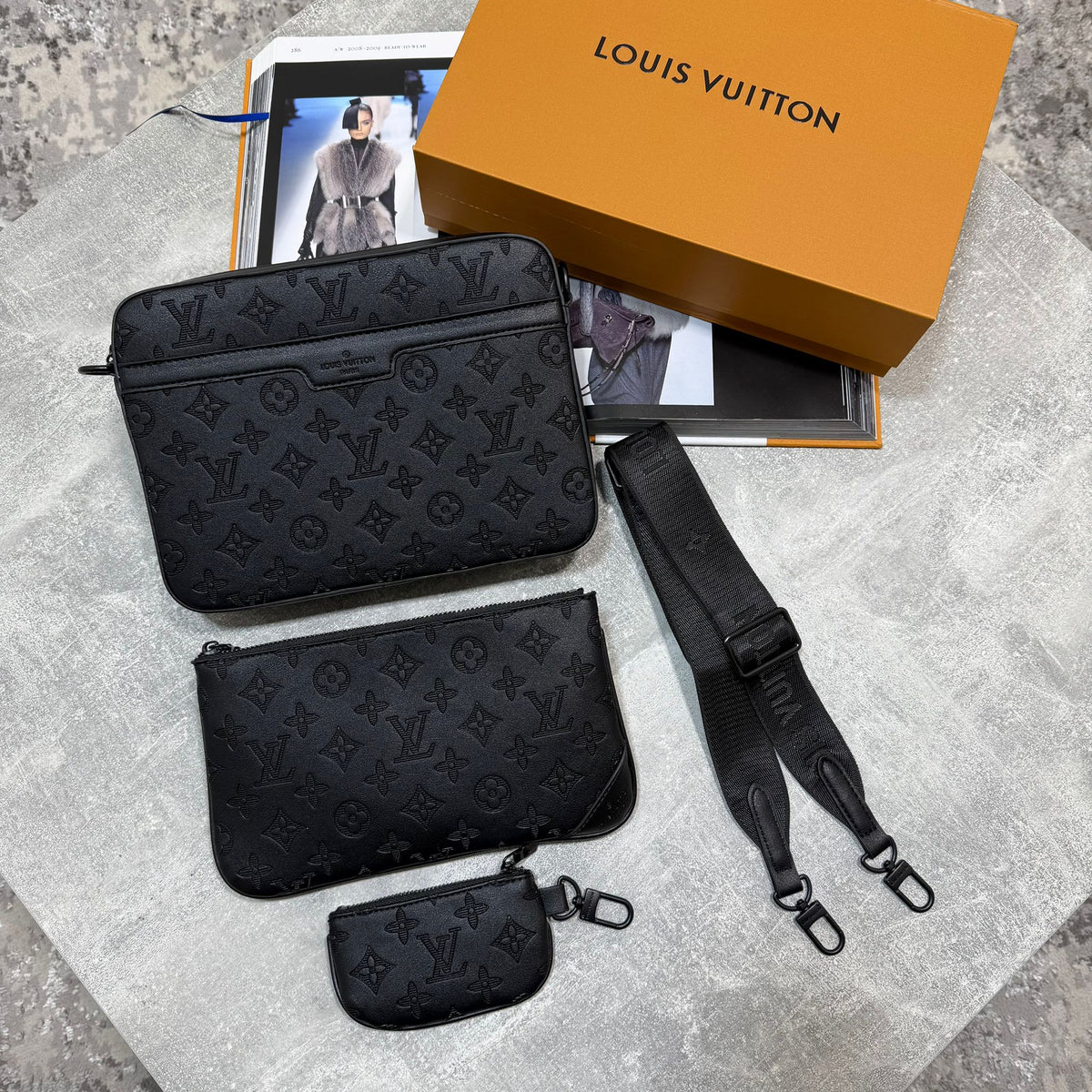 LV Messenger Black image 0
