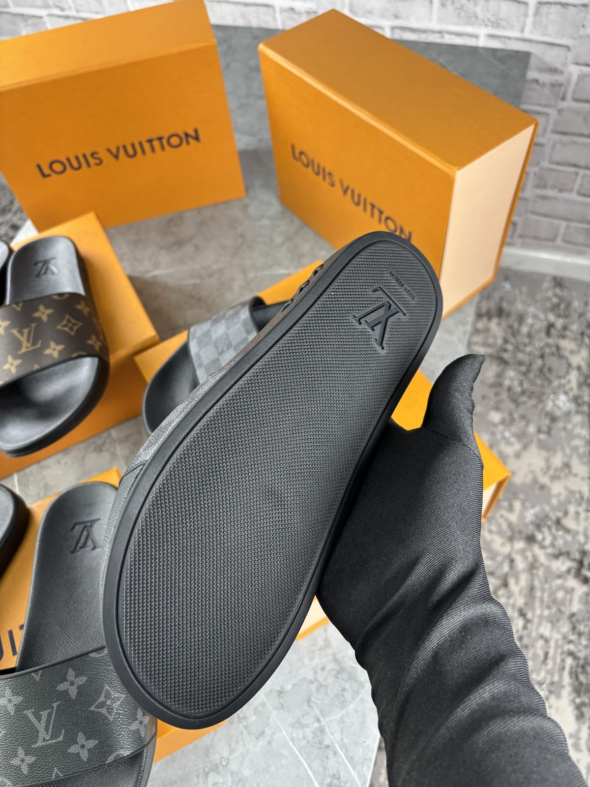 BLACK LV SLIDER image 5