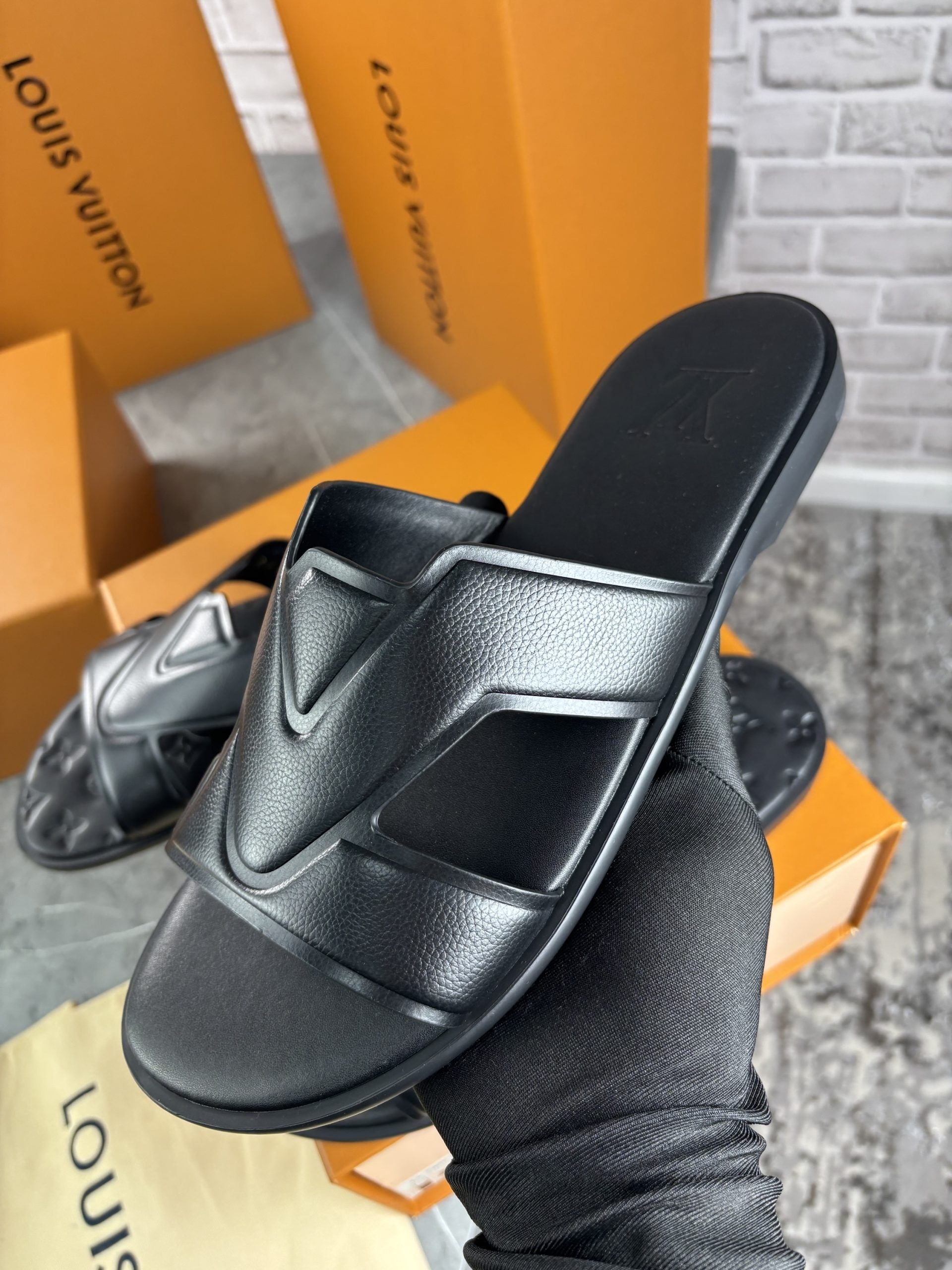 Lv slide black image 0