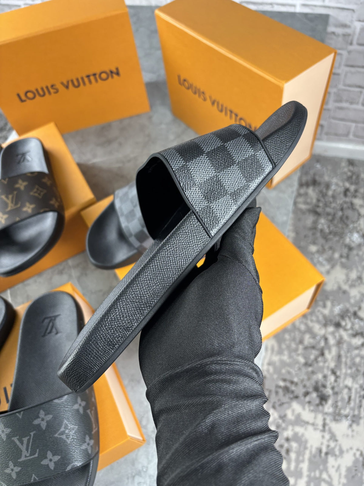 BLACK LV SLIDER image 2