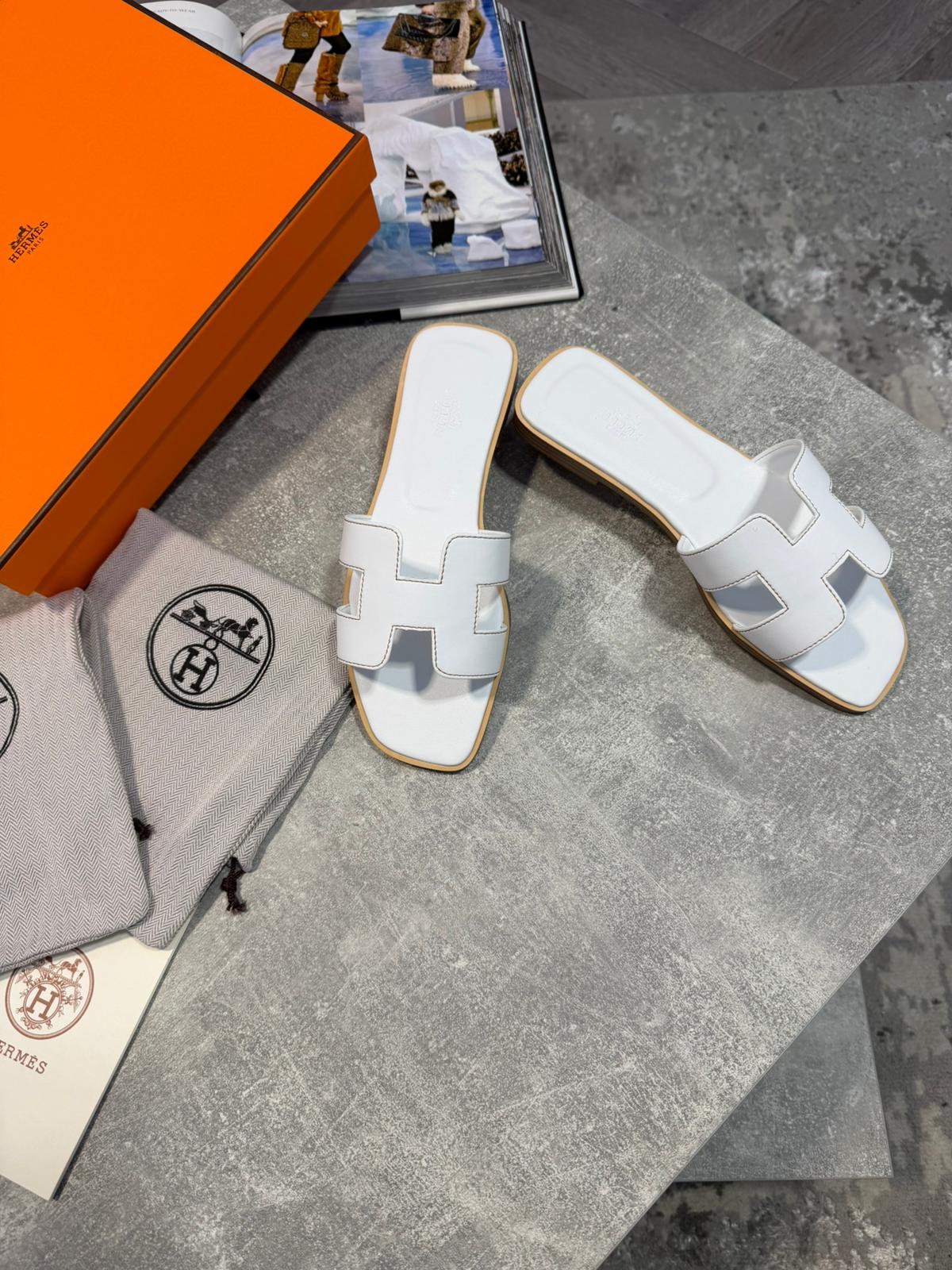 Herm Women sliders image 3
