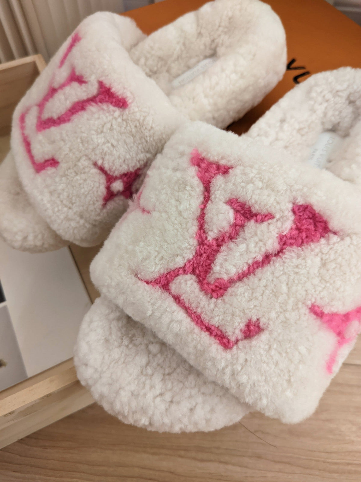 L-V FLUFFY SLIPPERS image 7