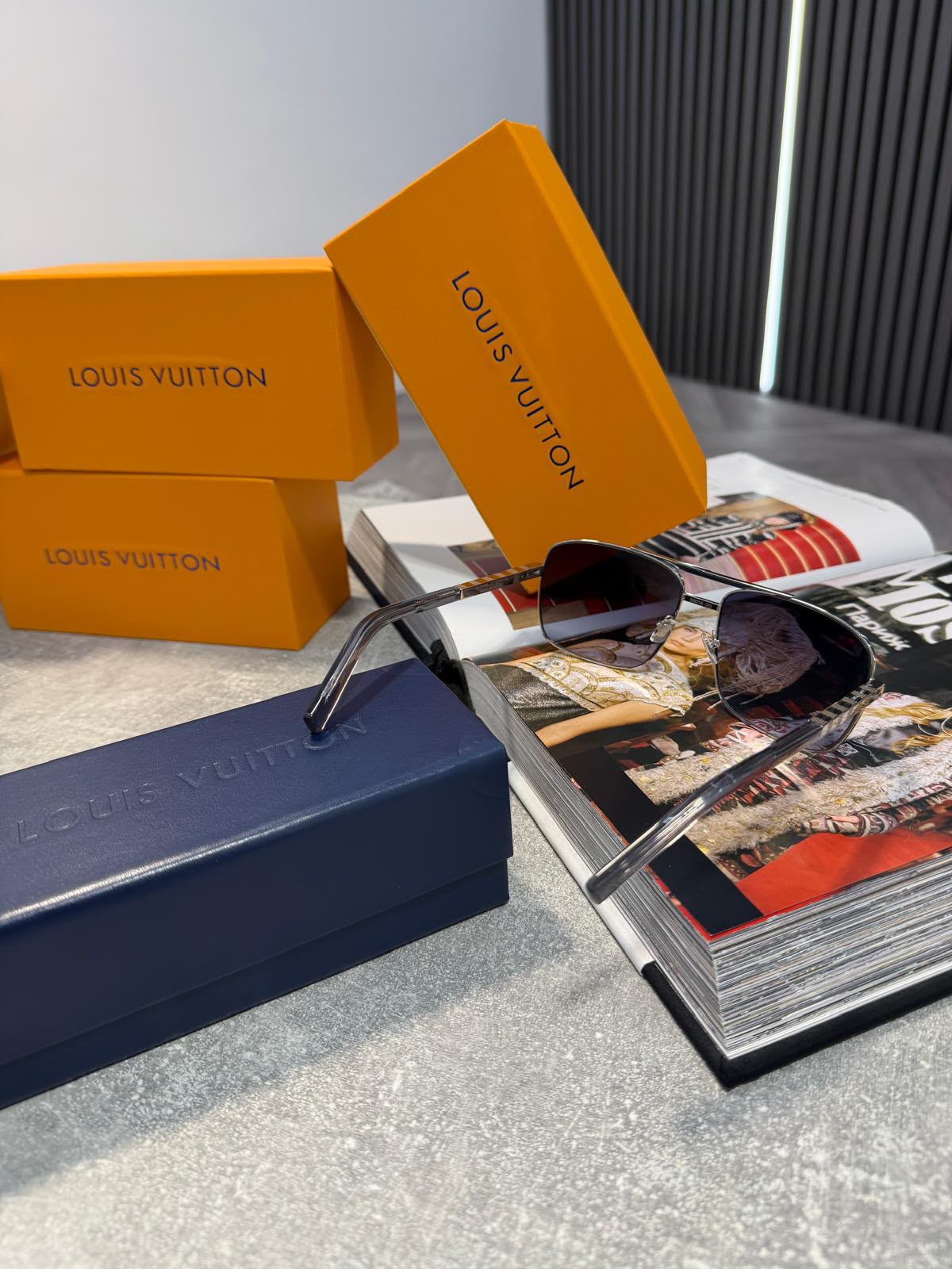 LV SUN-GLASSES Silver LV