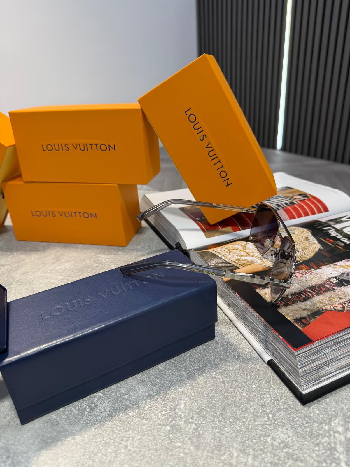 LV SUN-GLASSES Silver LV