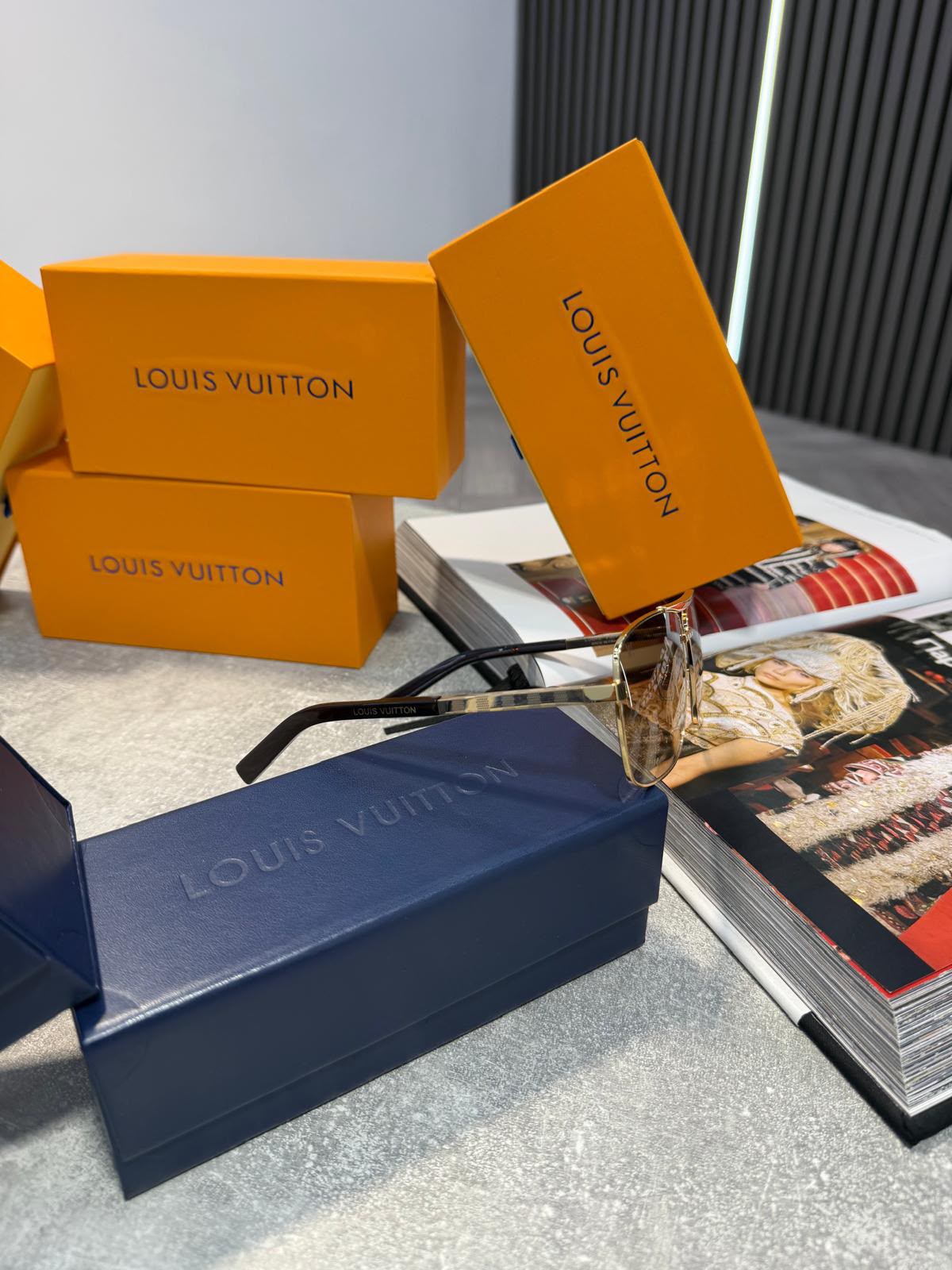 LV SUN-GLASSES Gold LV