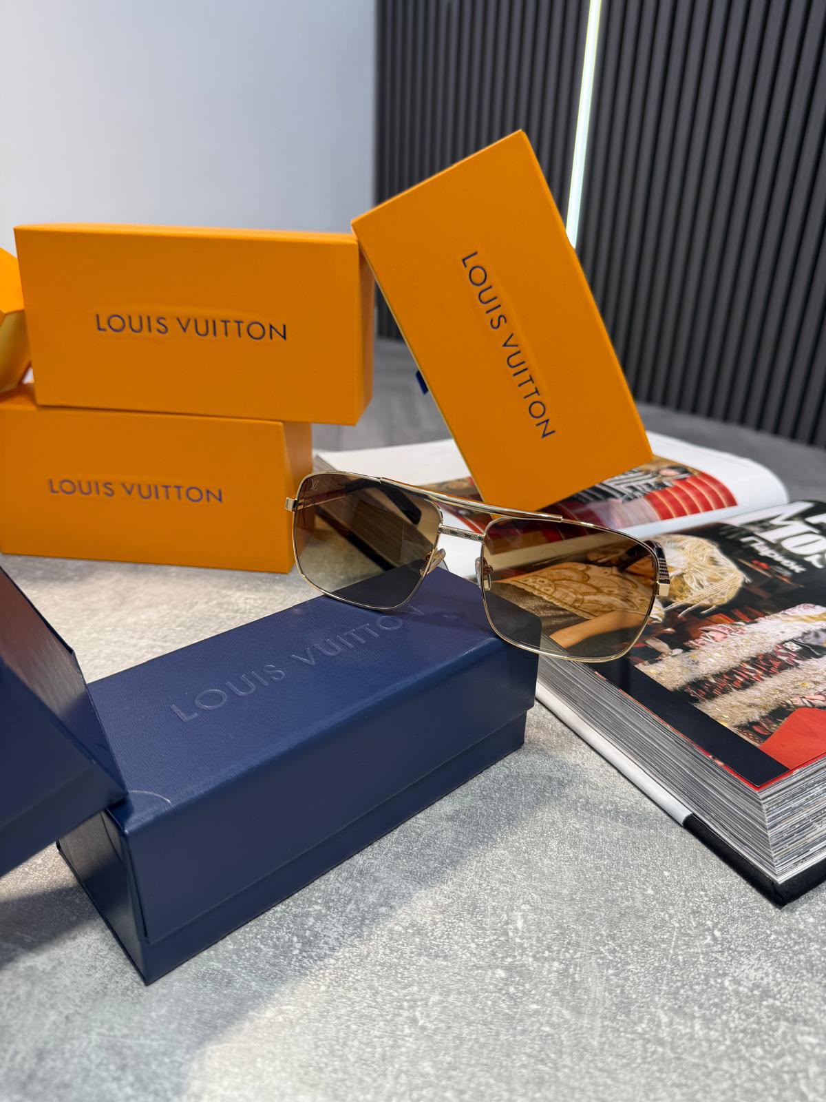 LV SUN-GLASSES Gold LV
