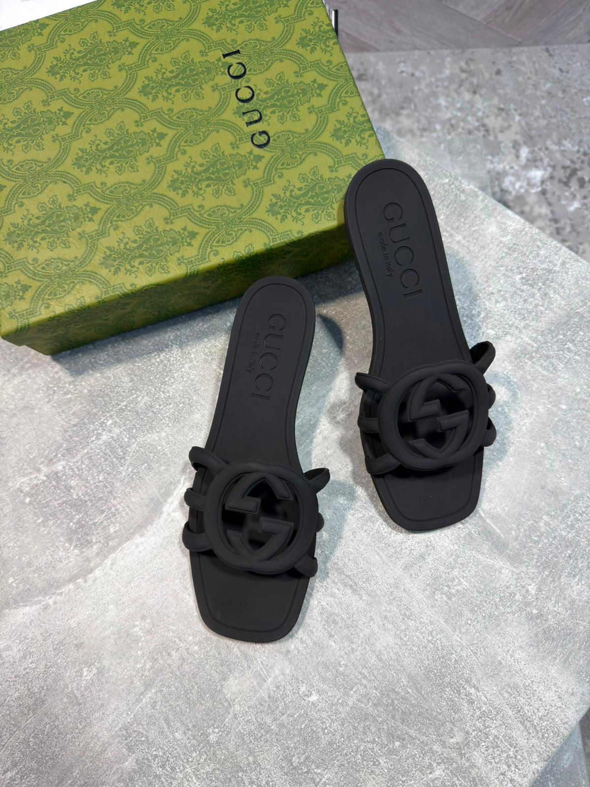 UCCI Women Sliders Black UCCI