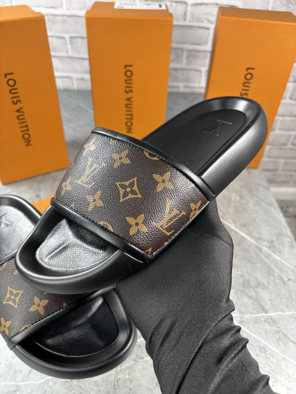 LV SLIDERS MENS - 10 image