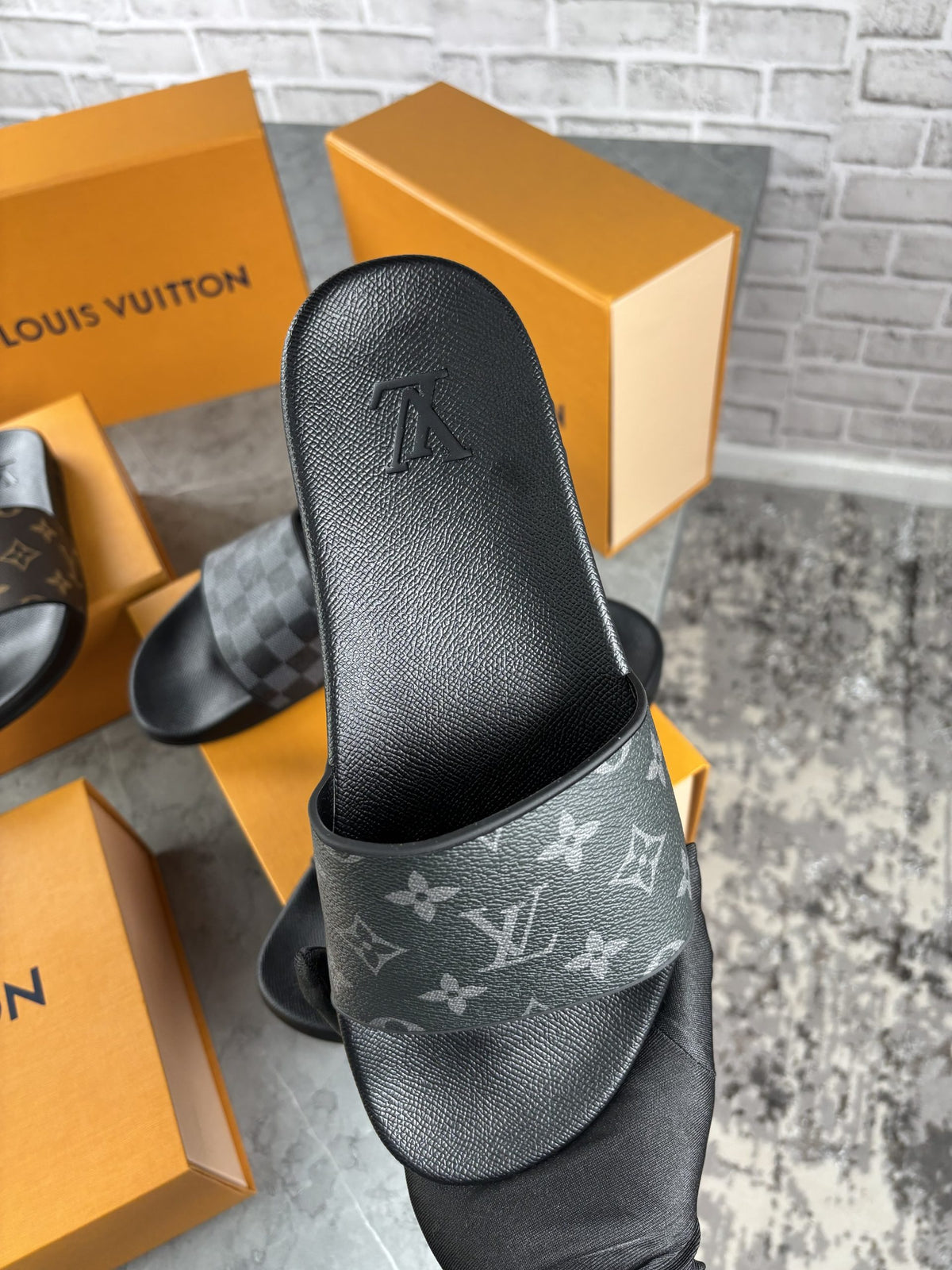 BLACK LV SLIDER image 3