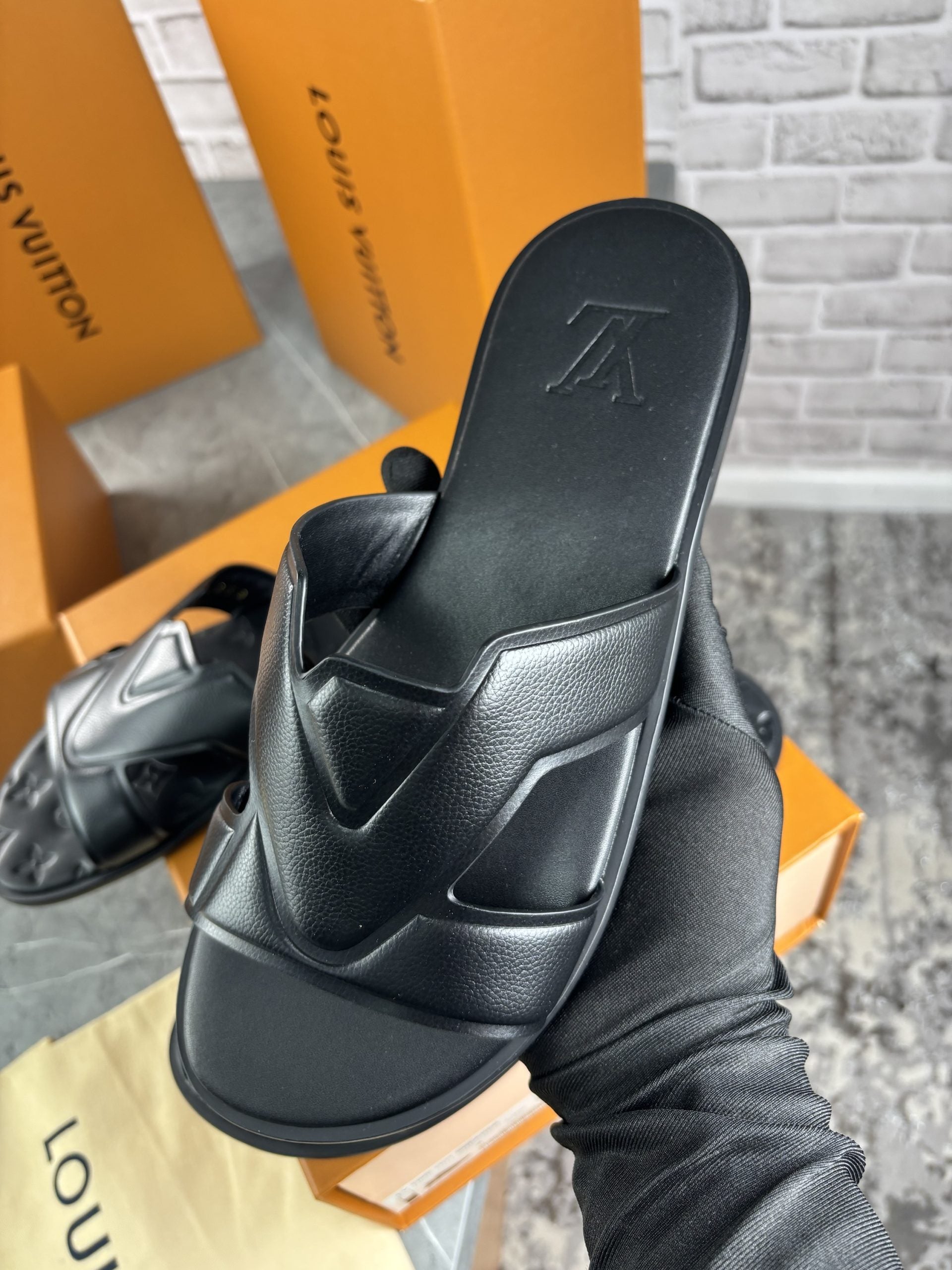 Lv slide black image 1