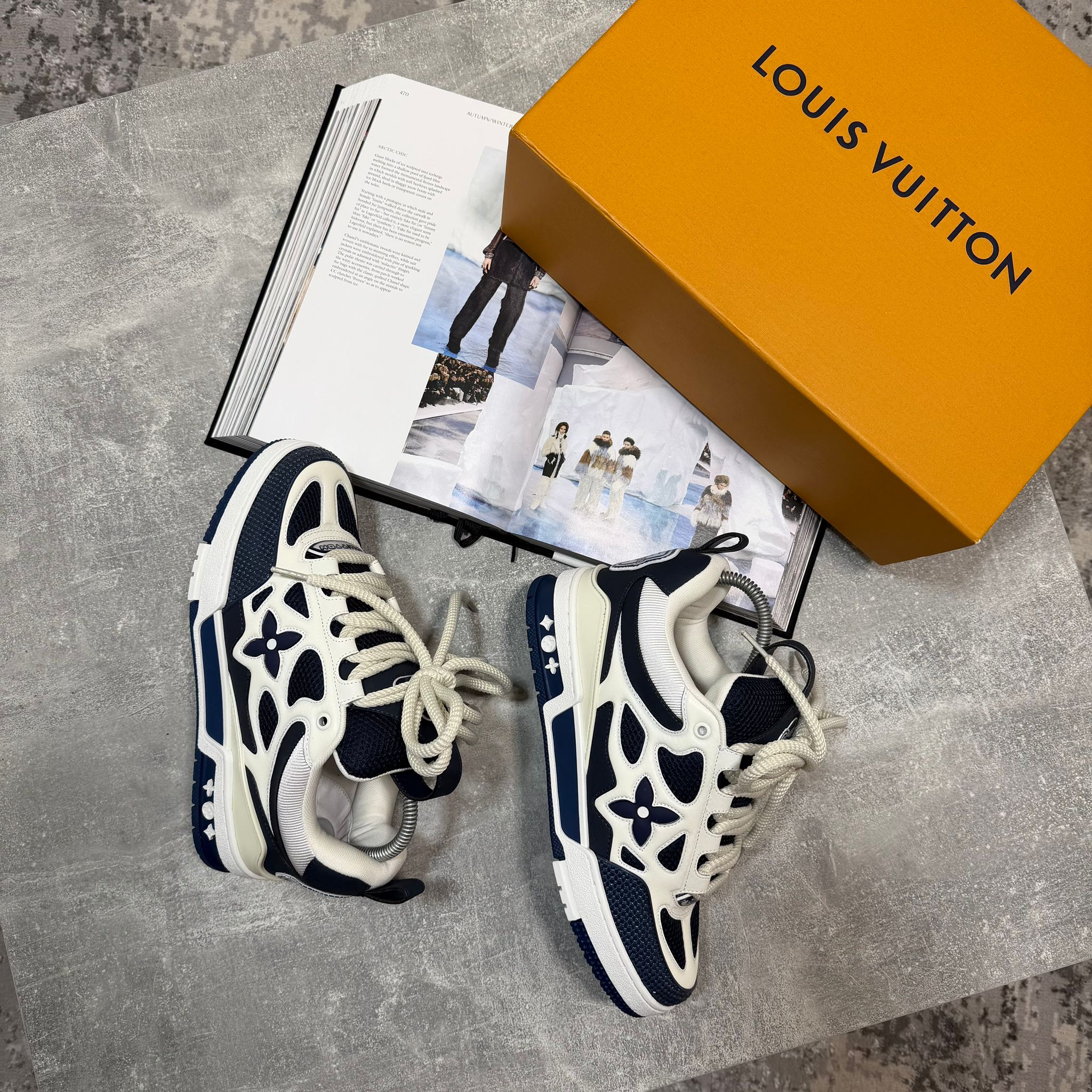 LV skates blue image 2