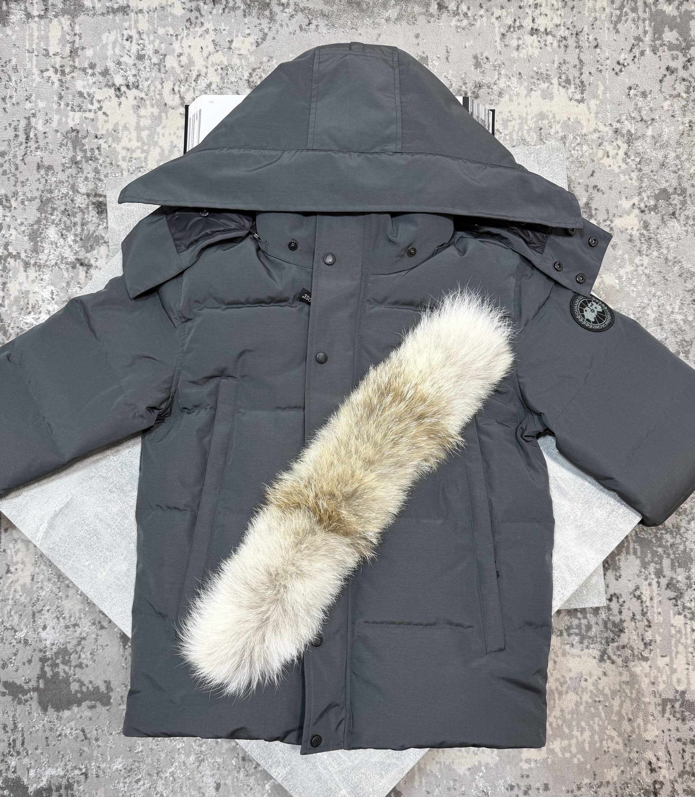 Goose Wyndham Grey - Black badge detachable Fur image 0