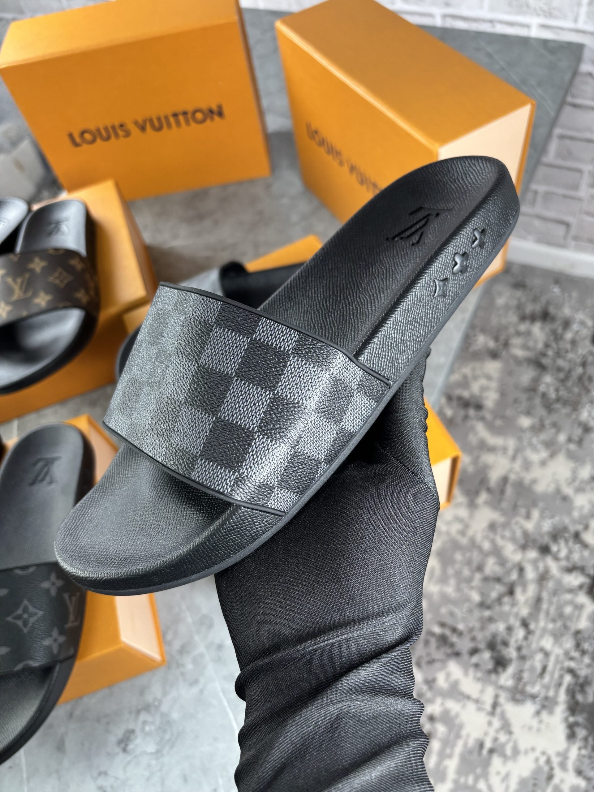 BLACK LV SLIDER image 0