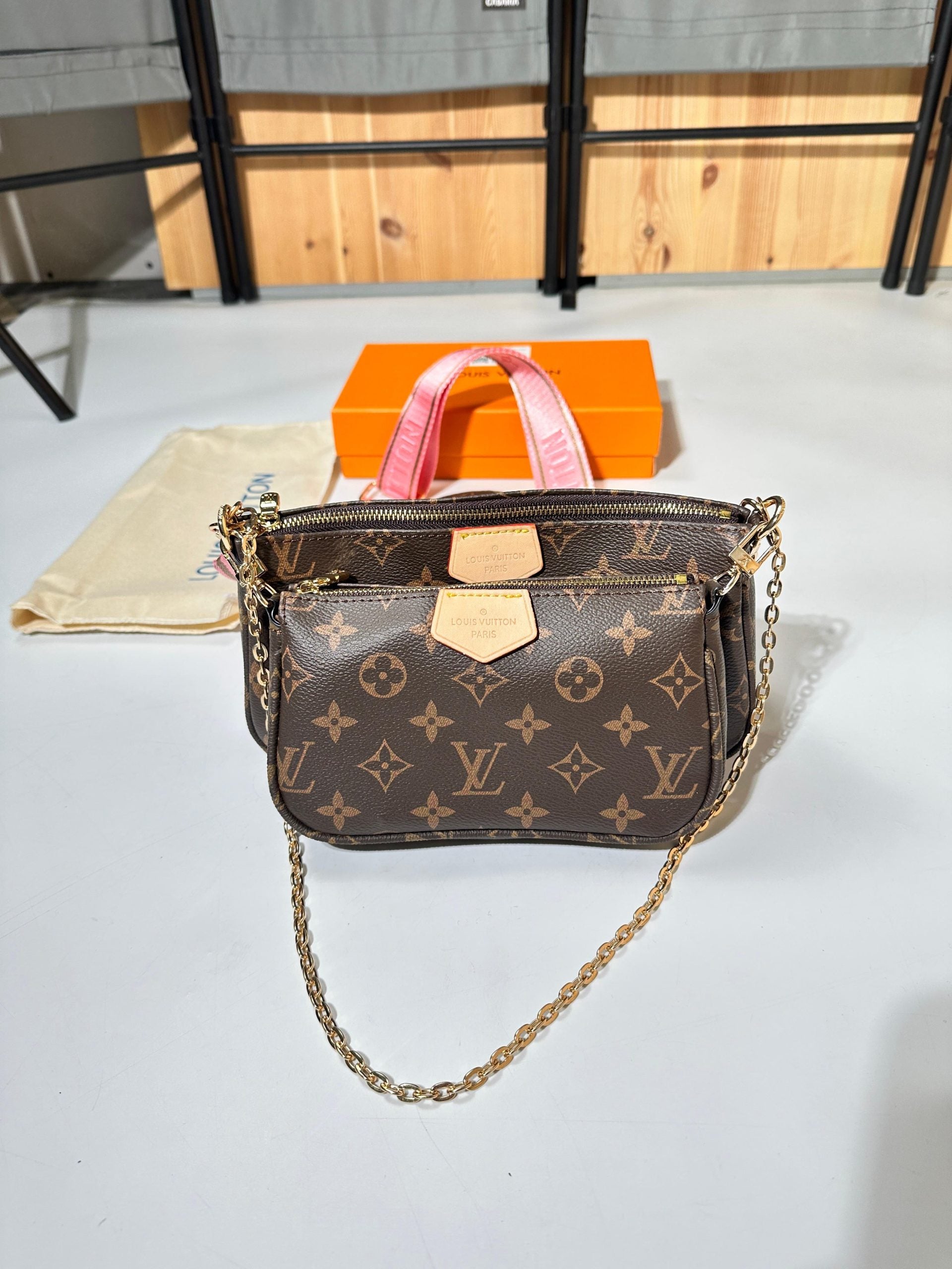 LV BAG image 3