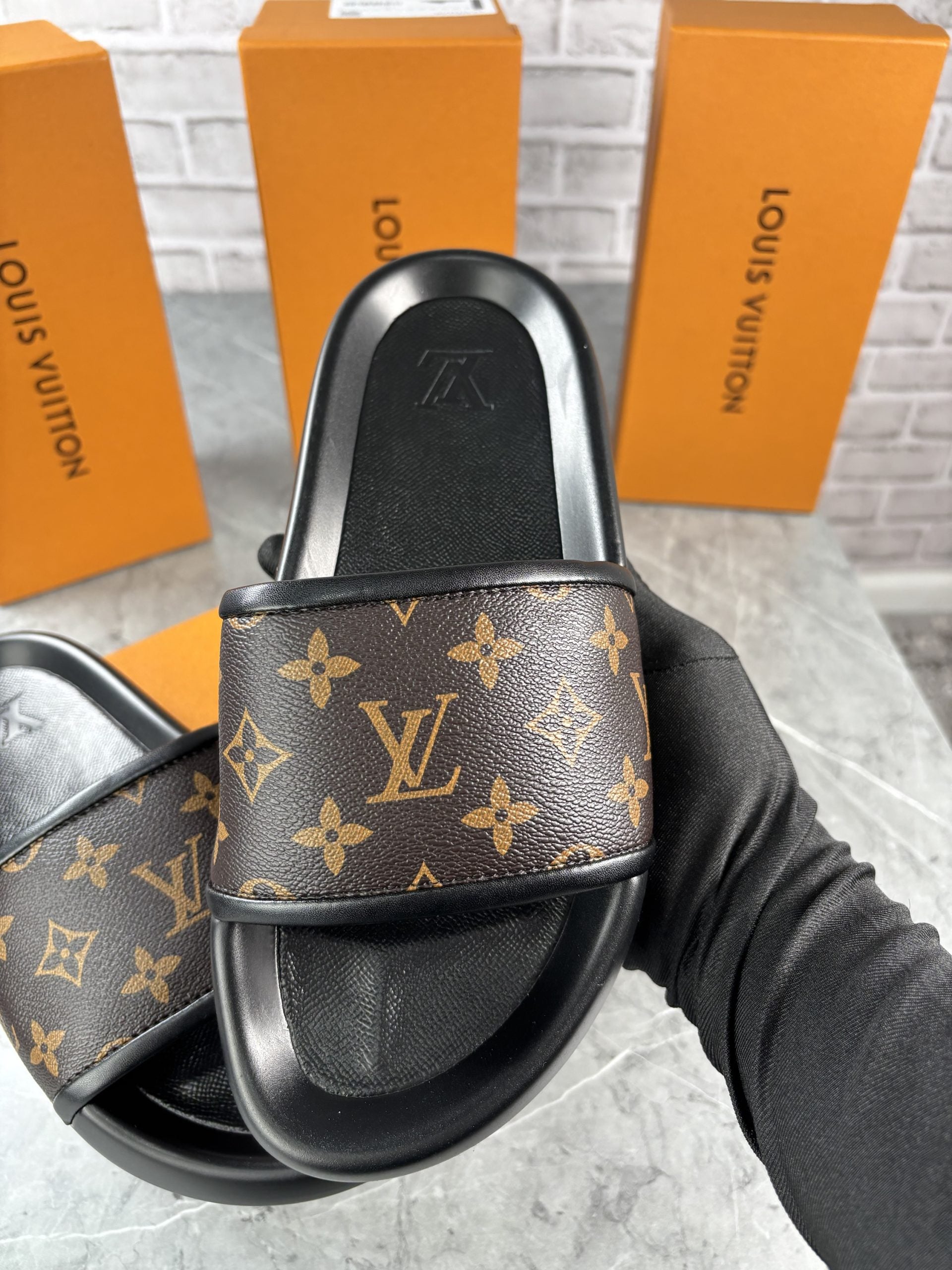 LV SLIDERS MENS image 1