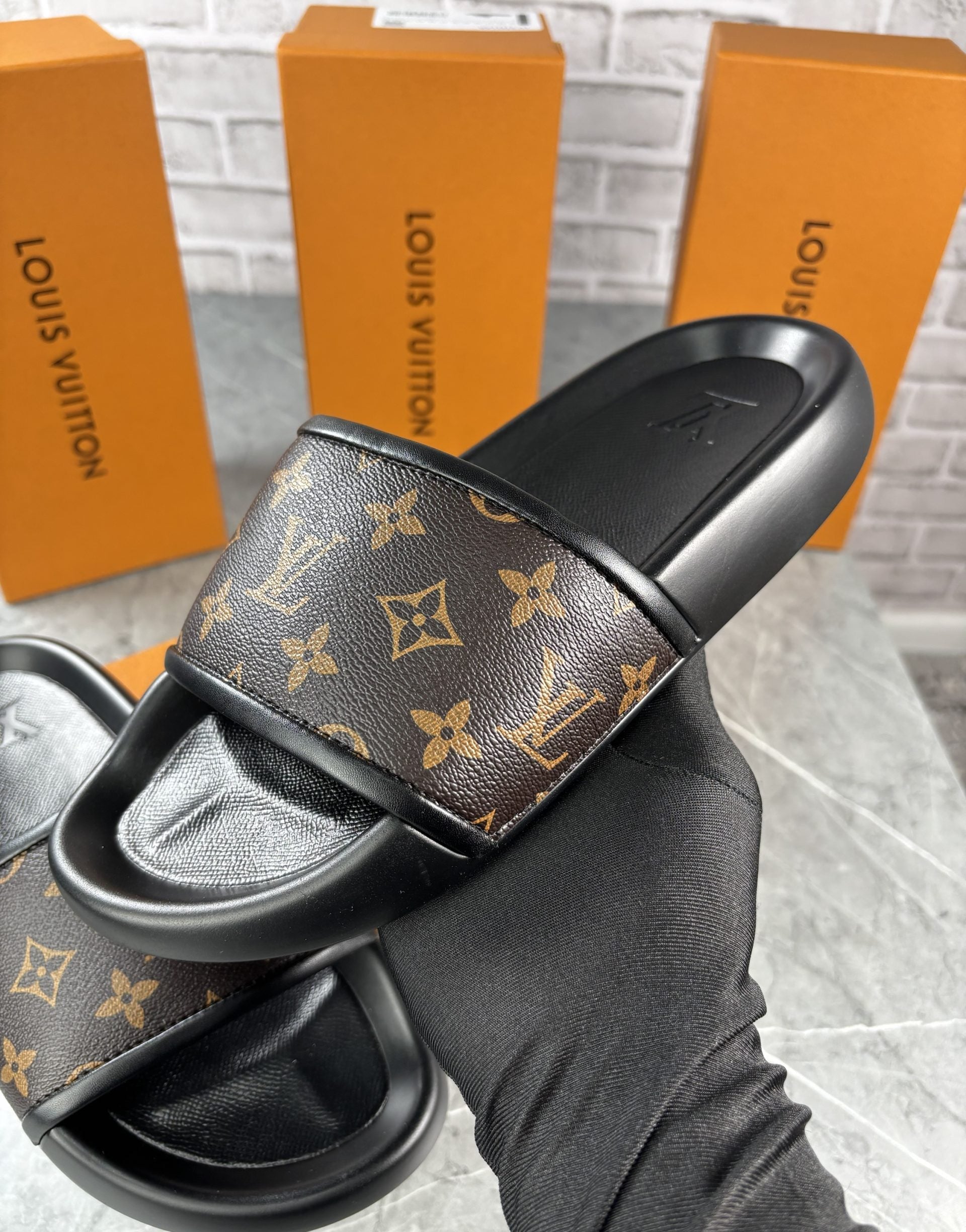 LV SLIDERS MENS - 11 image