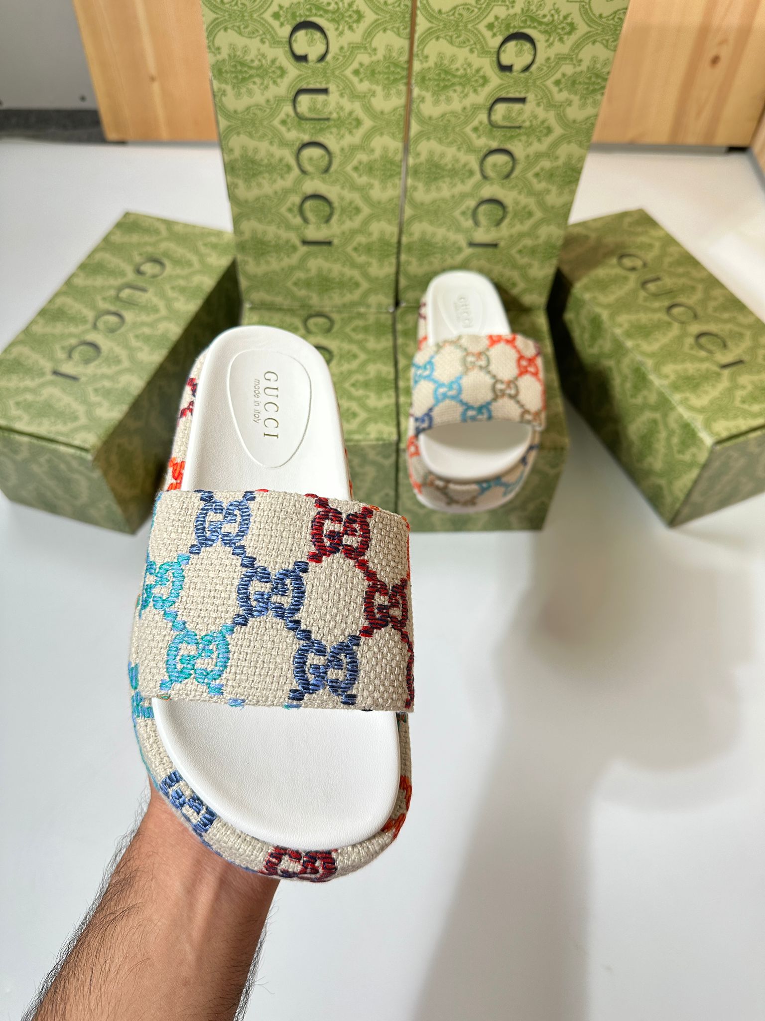 GG SLIDES WHITE image 1