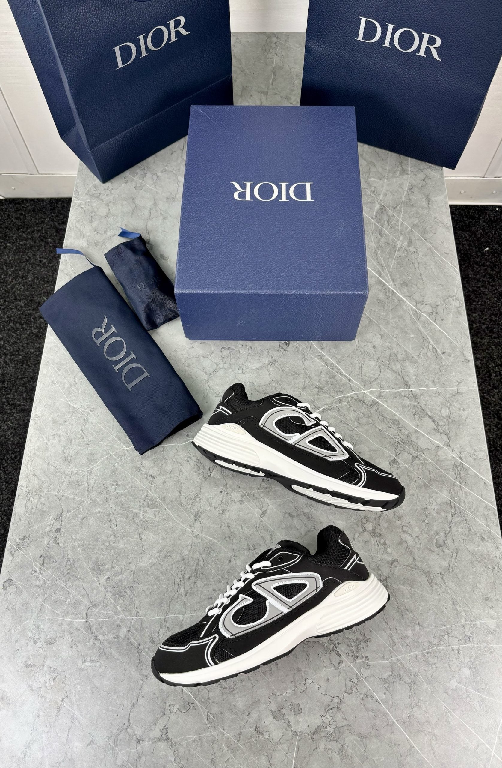 B30 BLACK AND WHITE image 1