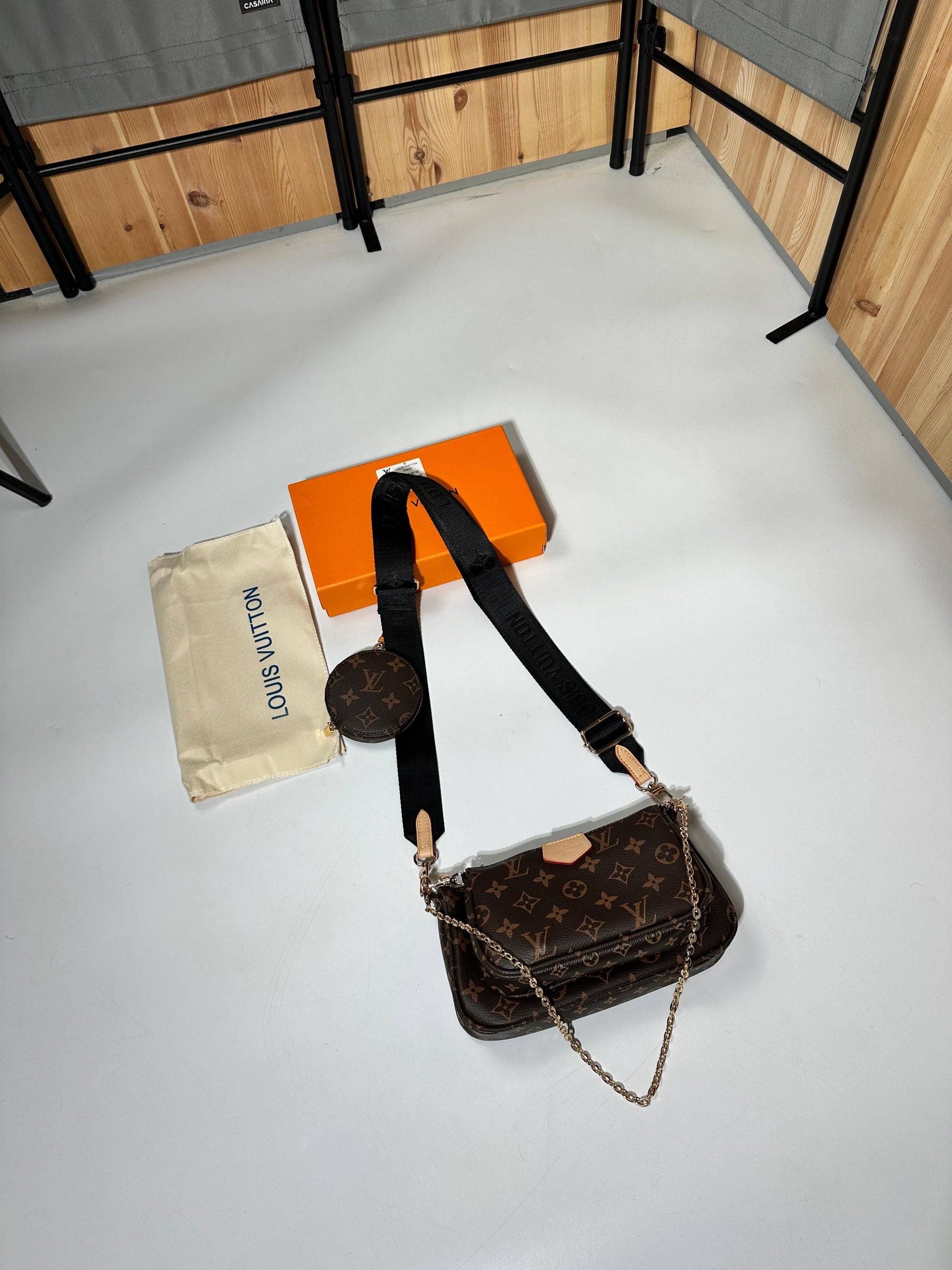 LV BAG image 5