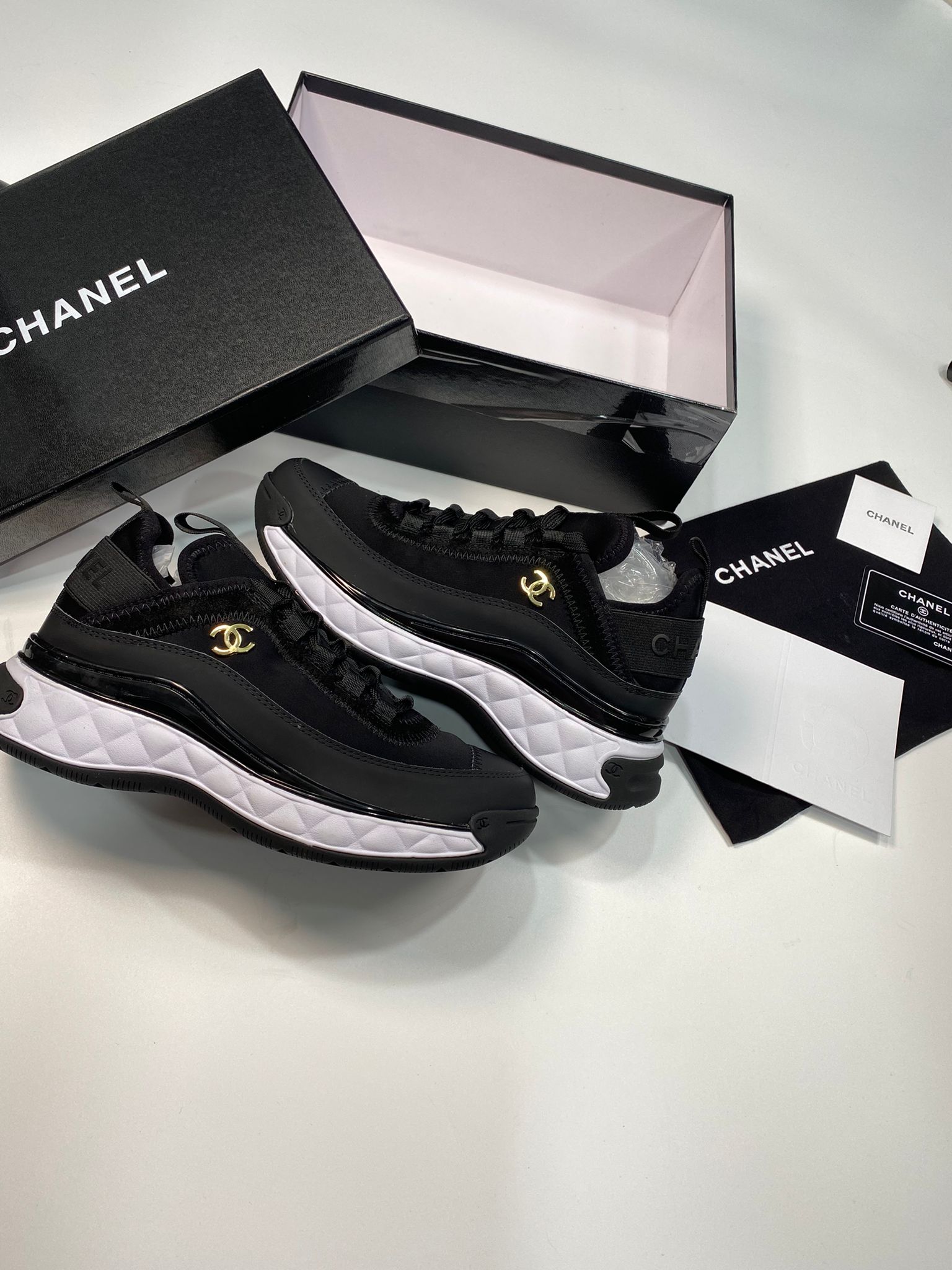 CHNL BLACK RUNNER image 1