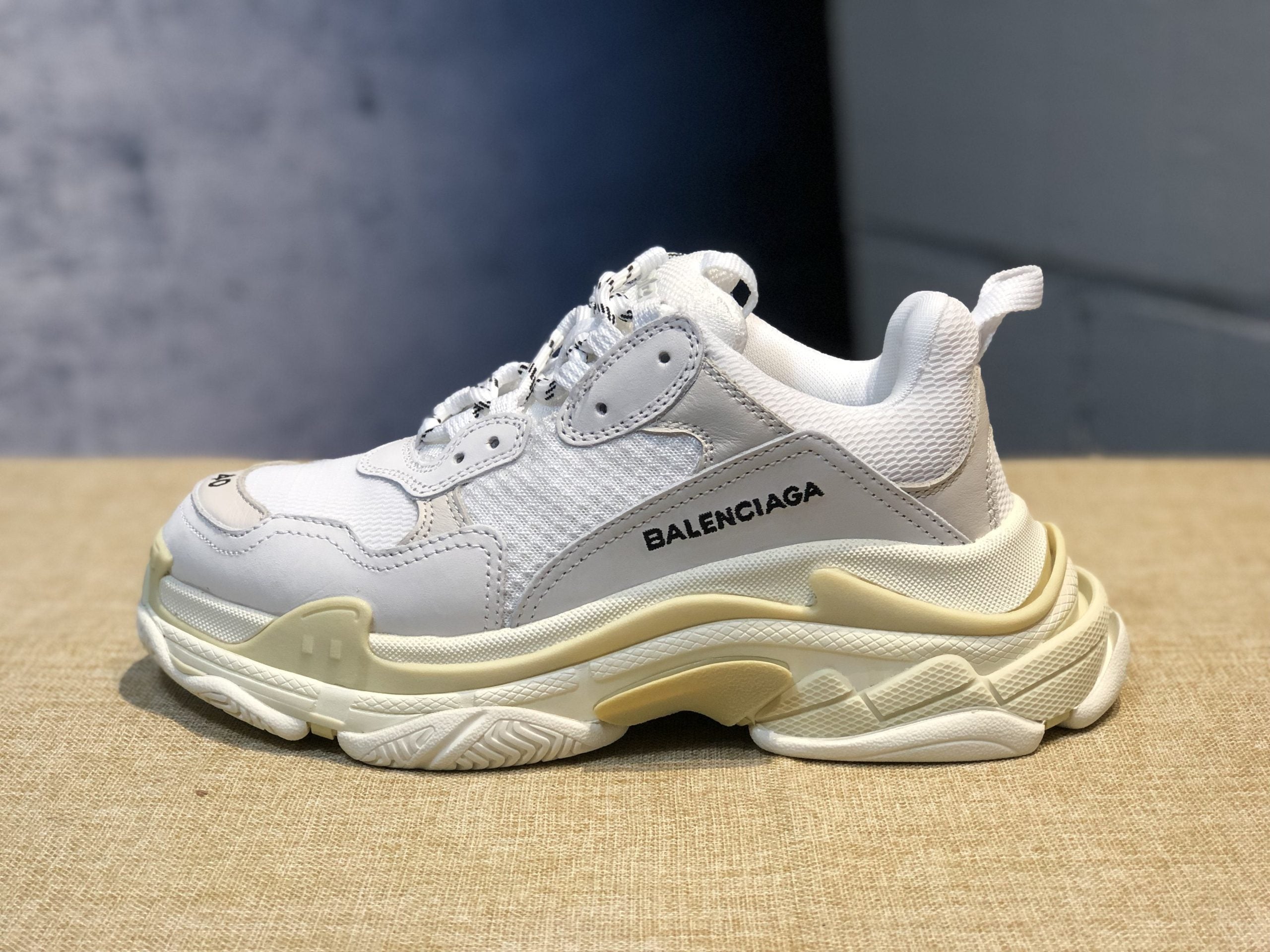 TRIPLE WHITE image 1