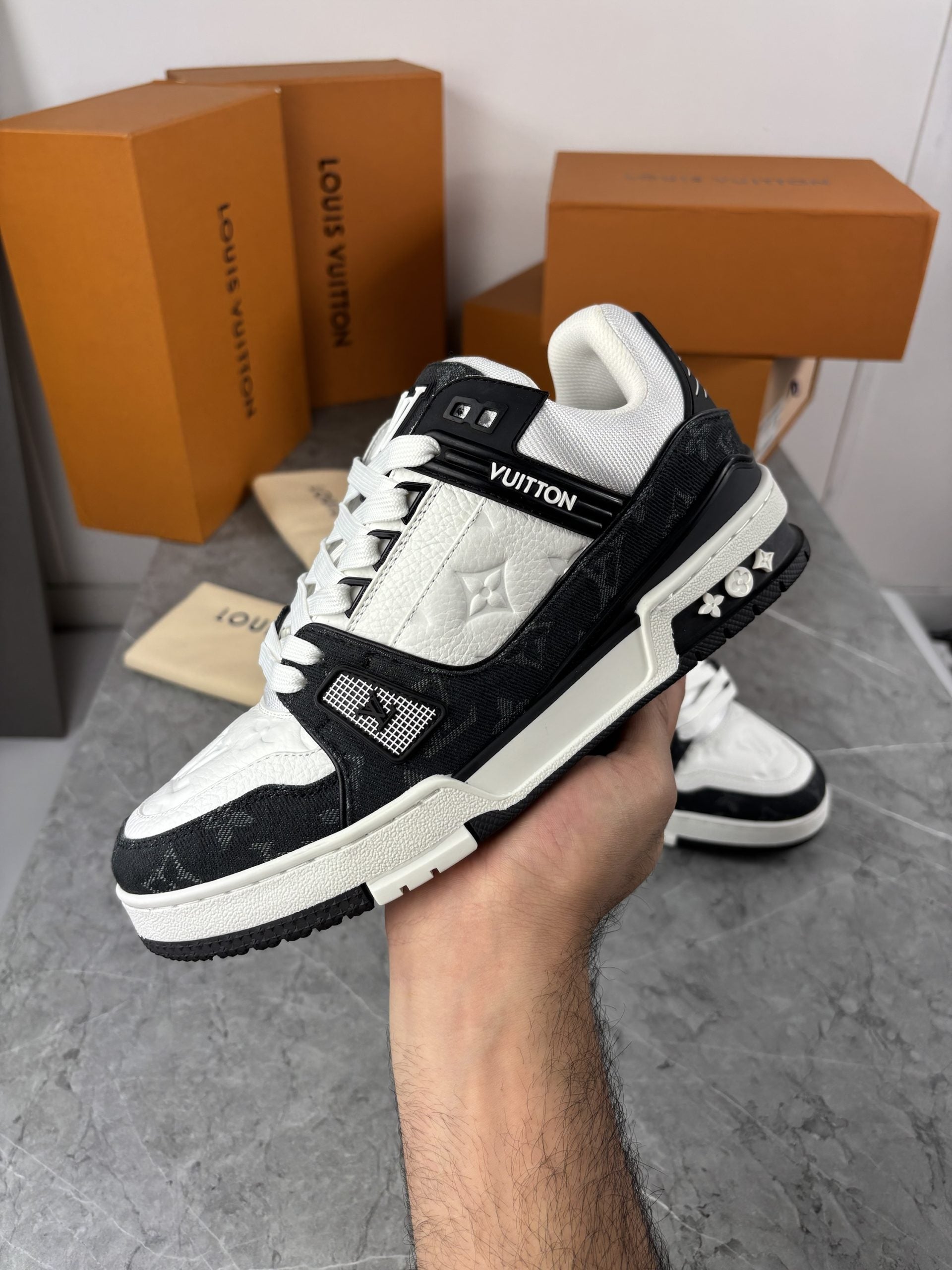 lV TRAINER BLACK image 0