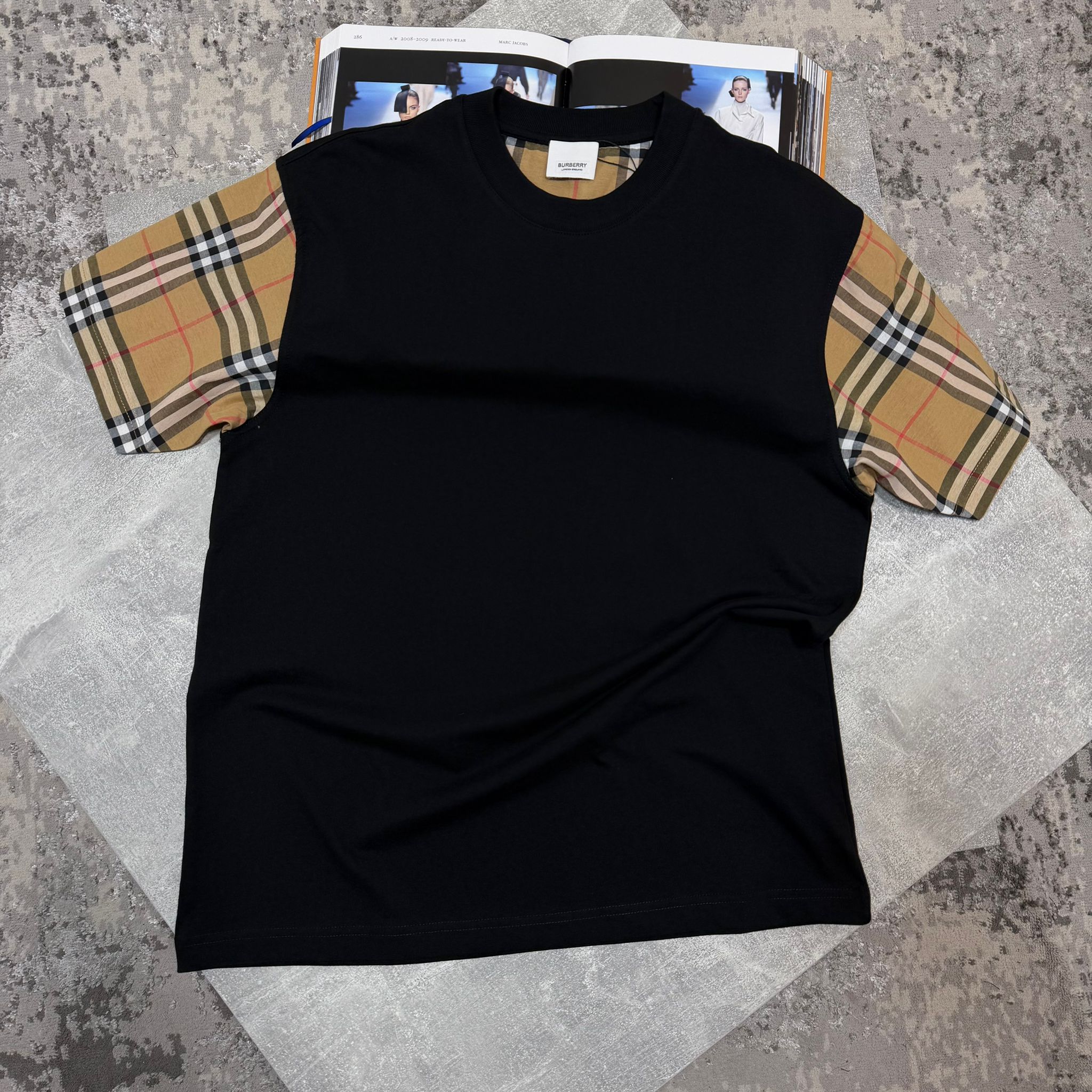 Burb tshirt Black image 0