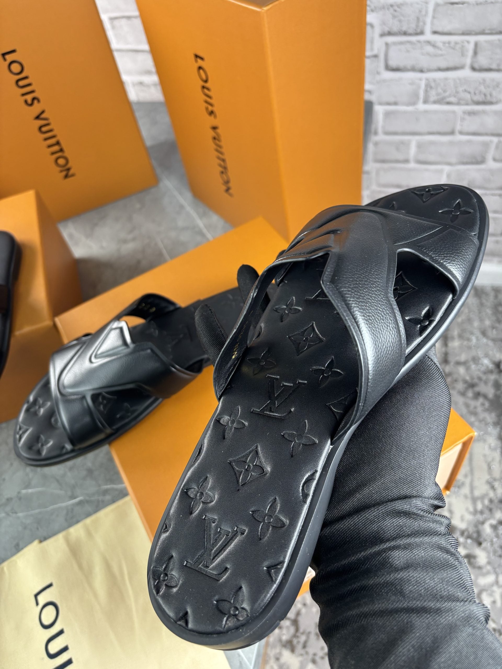 Lv slide black image 1