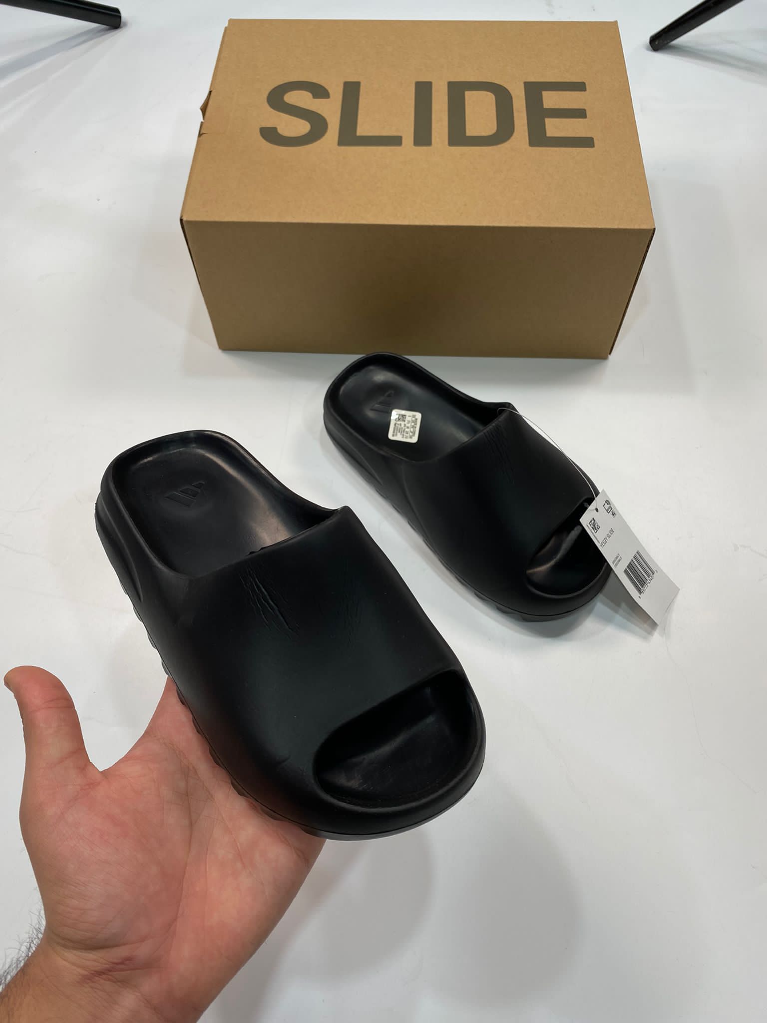 BLACK YZY SLIDE image 1