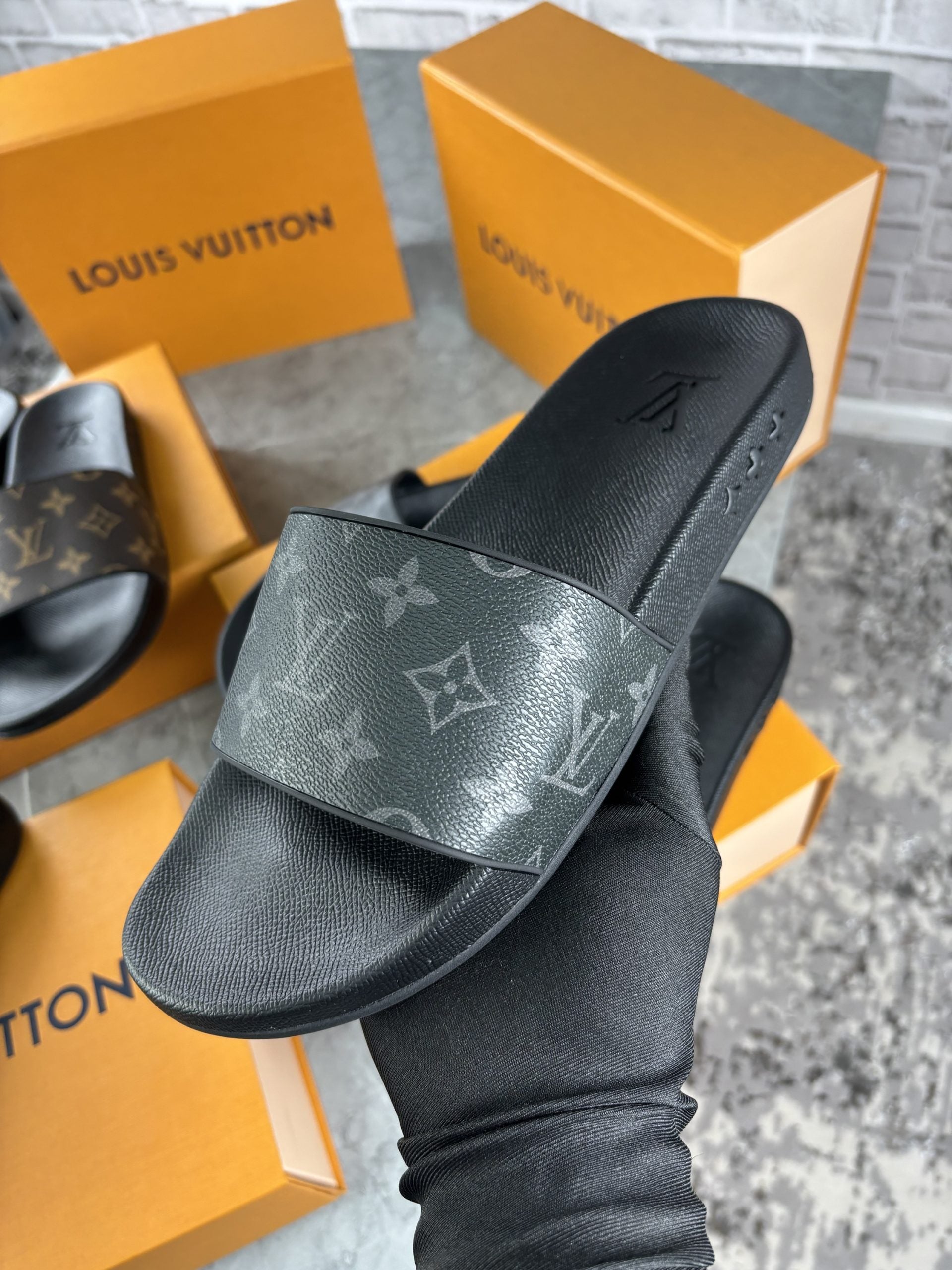 BLACK LV SLIDER image 1