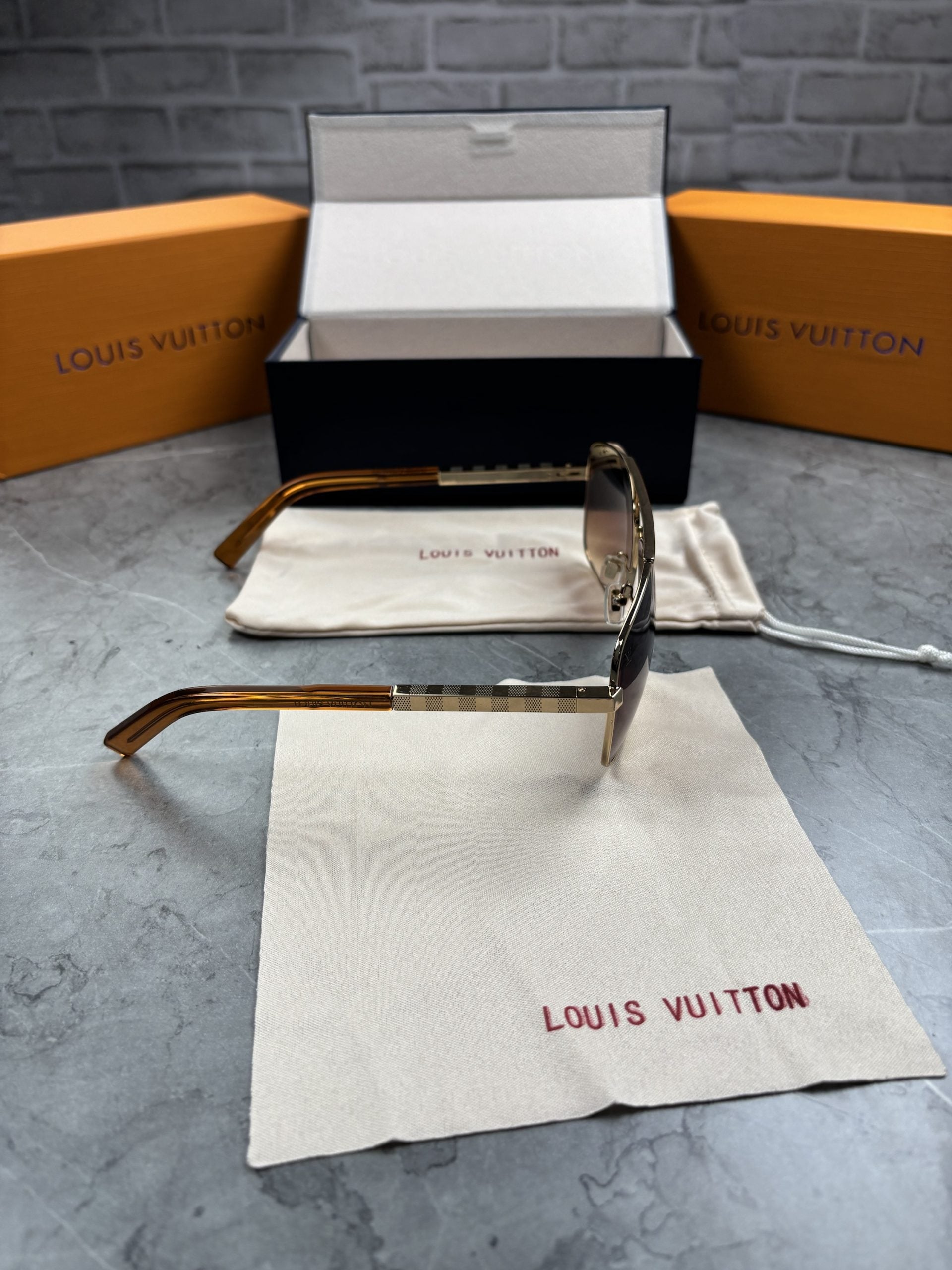 LV SUN-GLASSES image 1