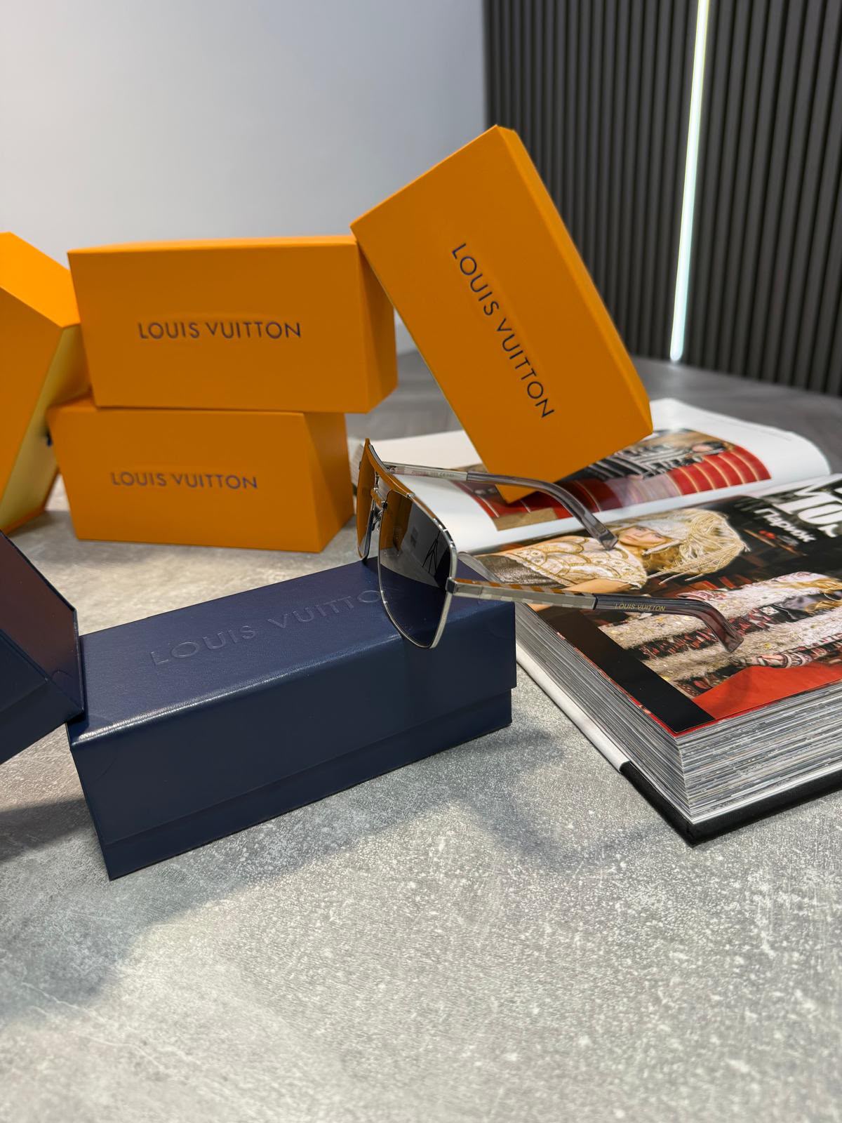 LV SUN-GLASSES Silver LV