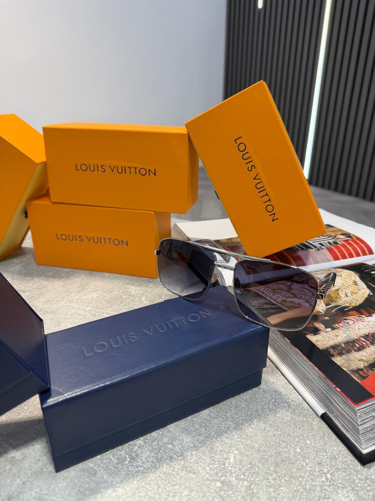 LV SUN-GLASSES Silver LV
