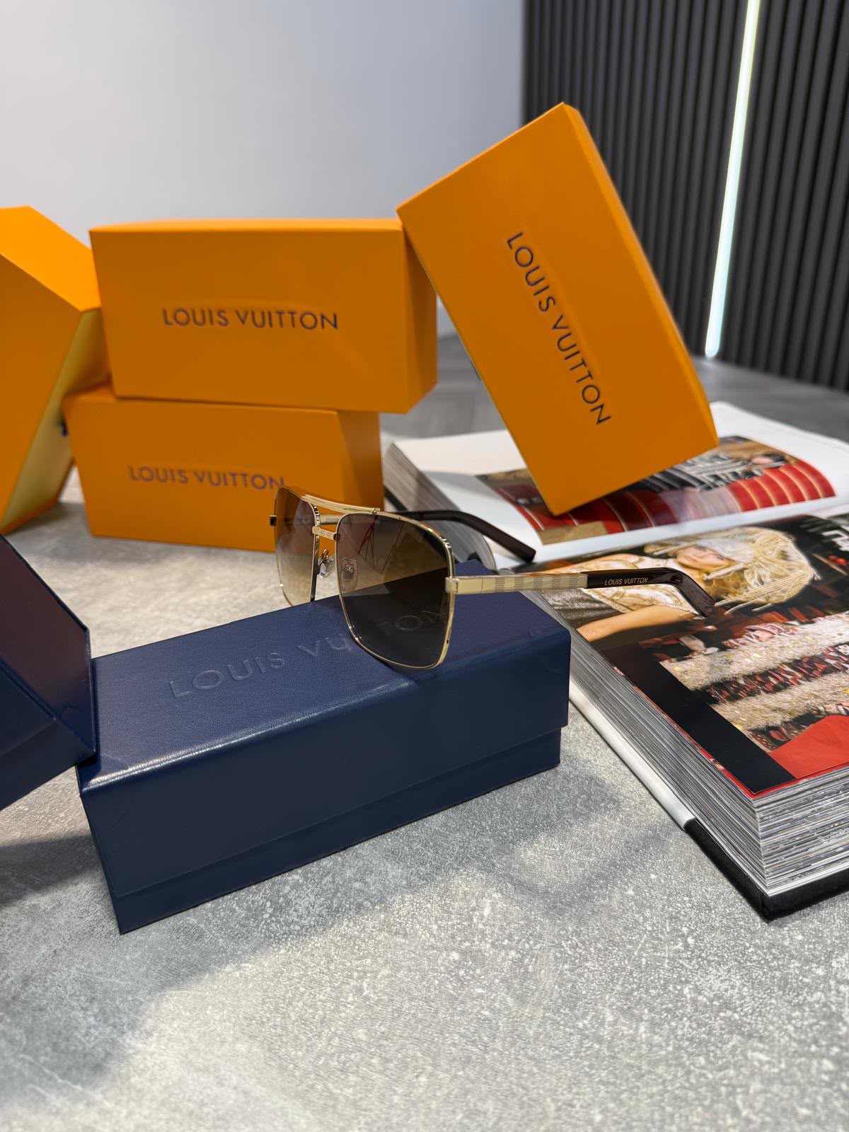 LV SUN-GLASSES Gold LV