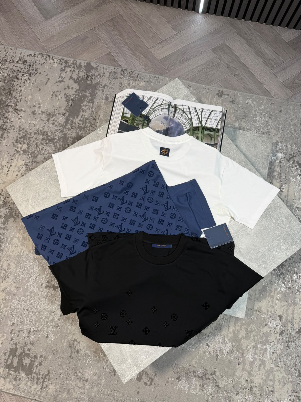 LV Tshirt - Black LV