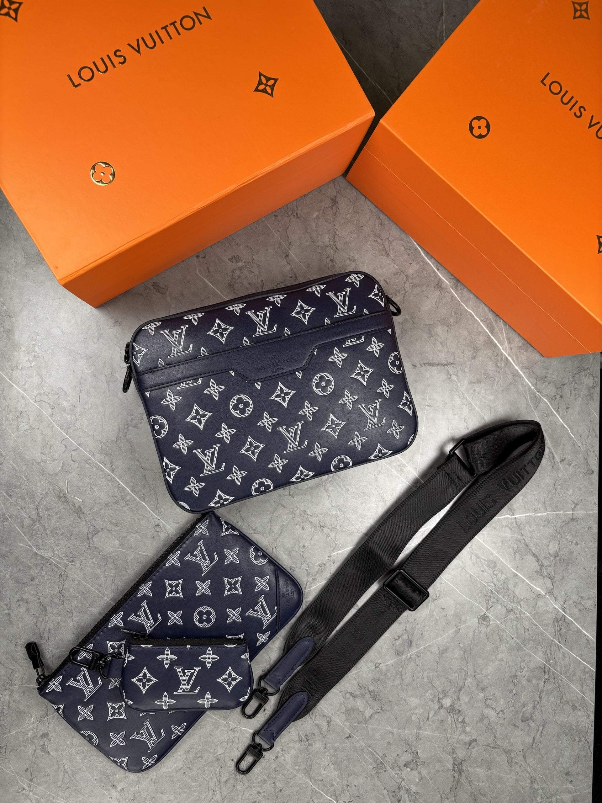 LV BAG BLUE image 0