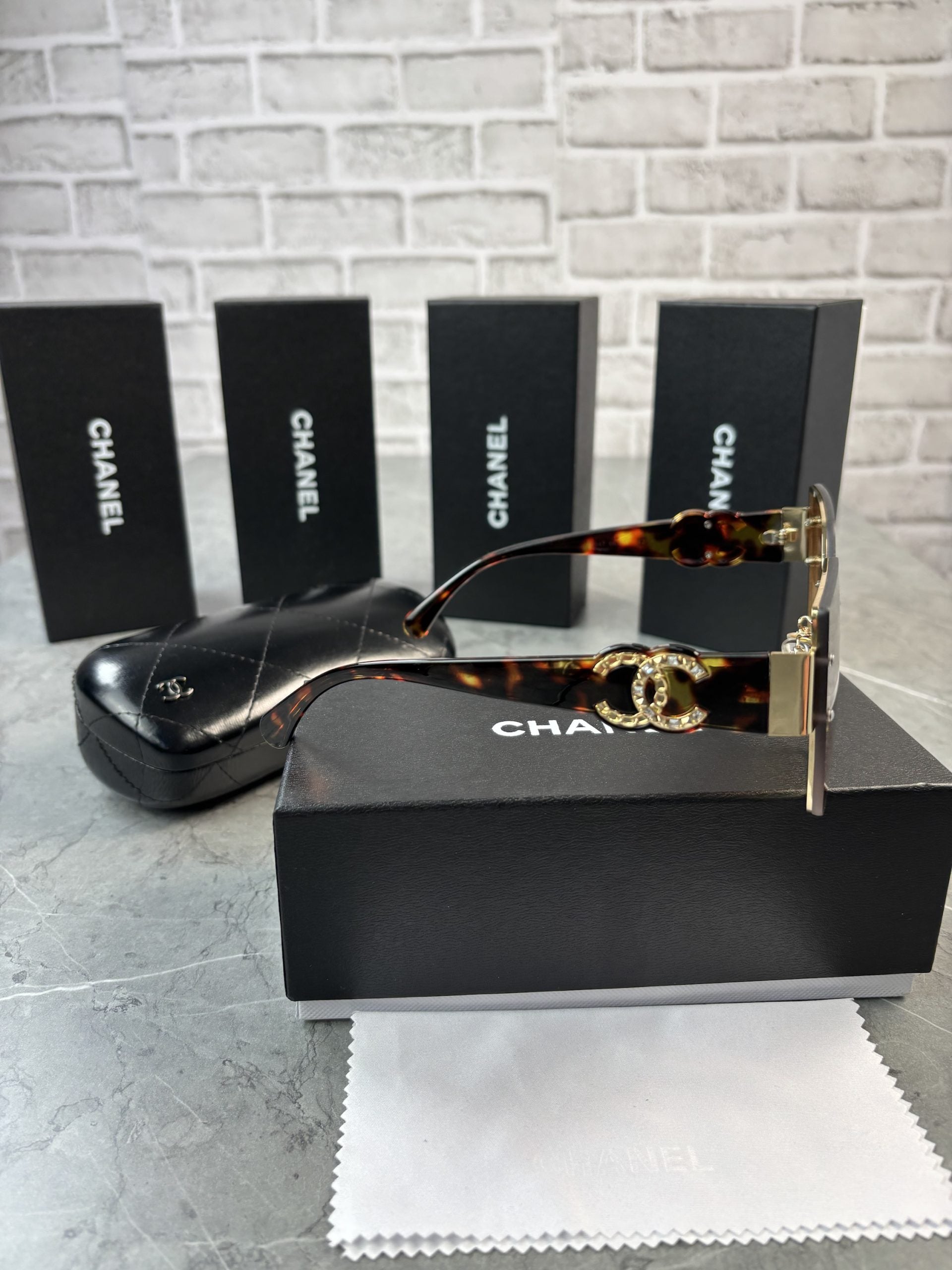 GC GOLD GLASSES image 1