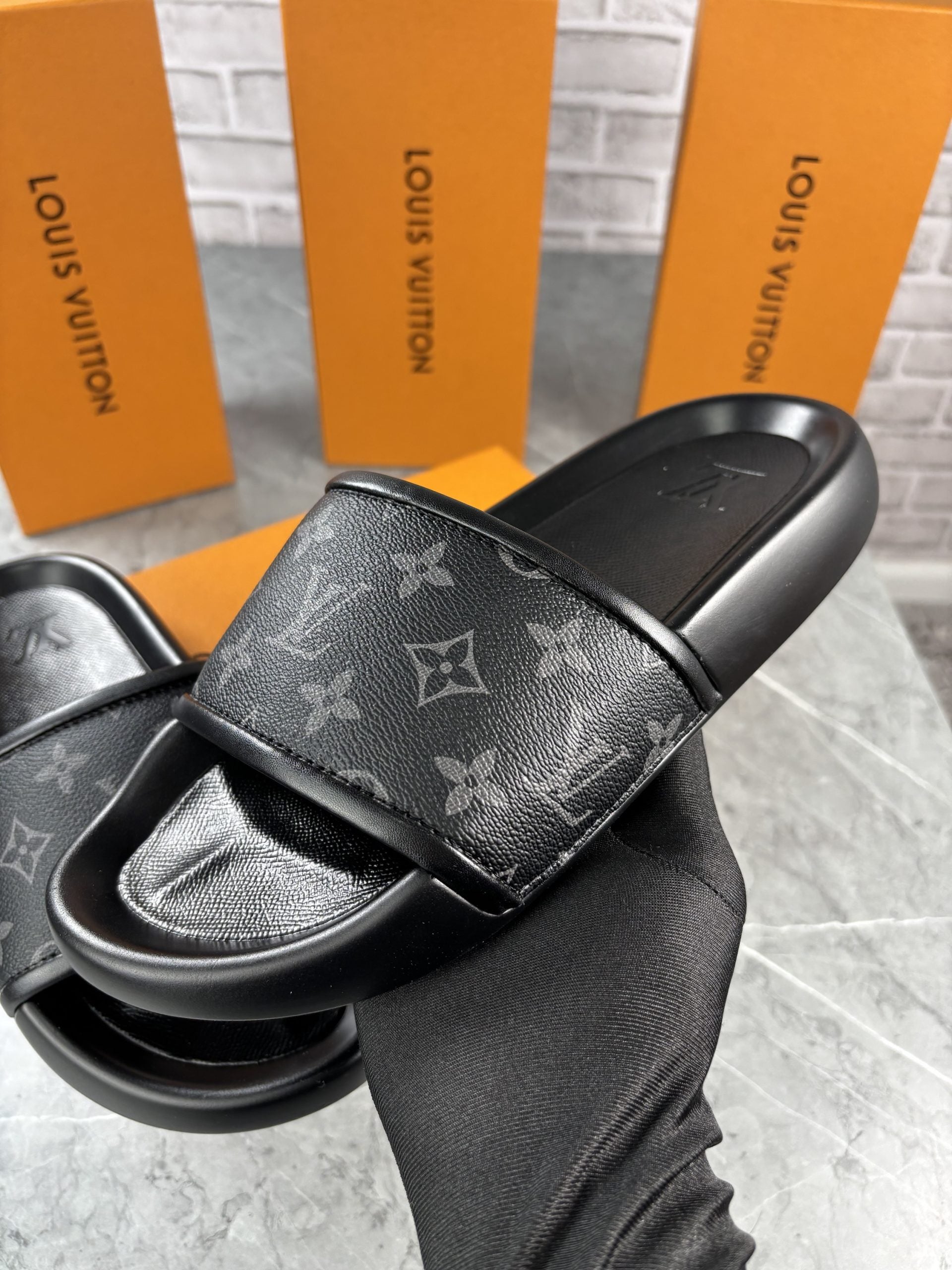 LV SLIDERS BLACK MENS image 0