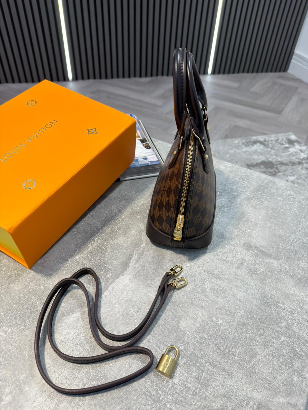LV Alma BB Bag Monogram image 5