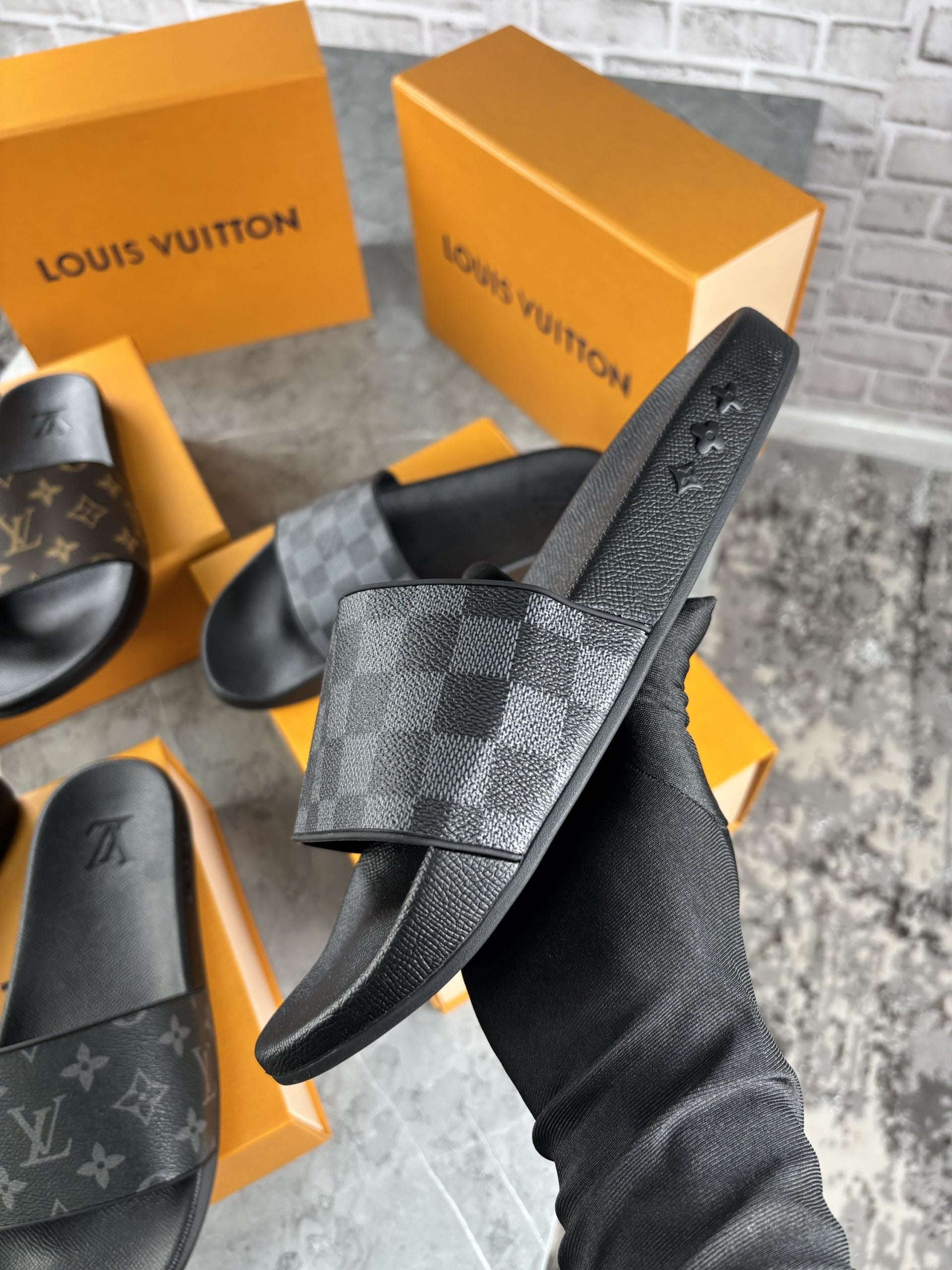 BLACK LV SLIDER image 1