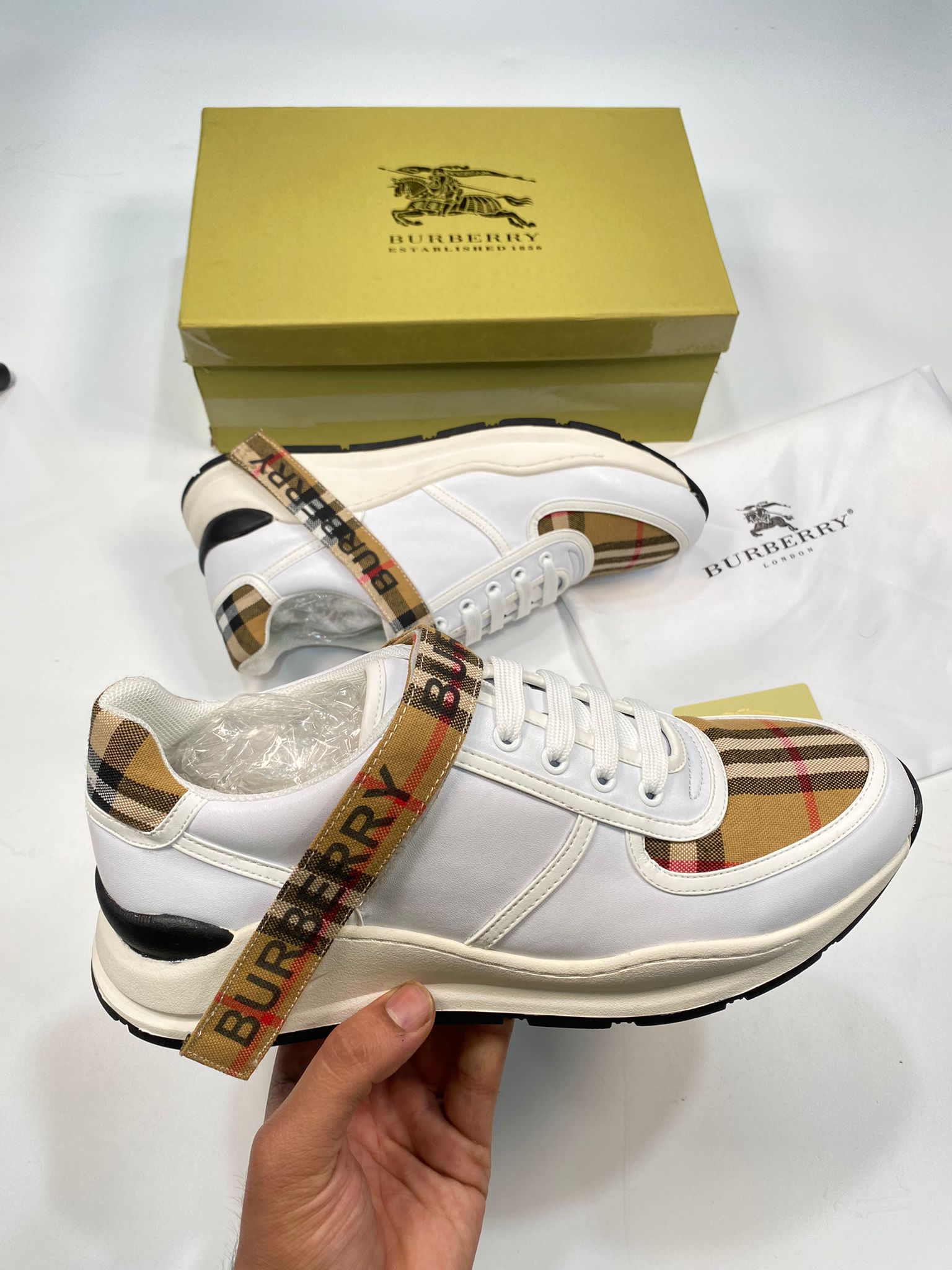 BURB RUNNER WHITE image 1