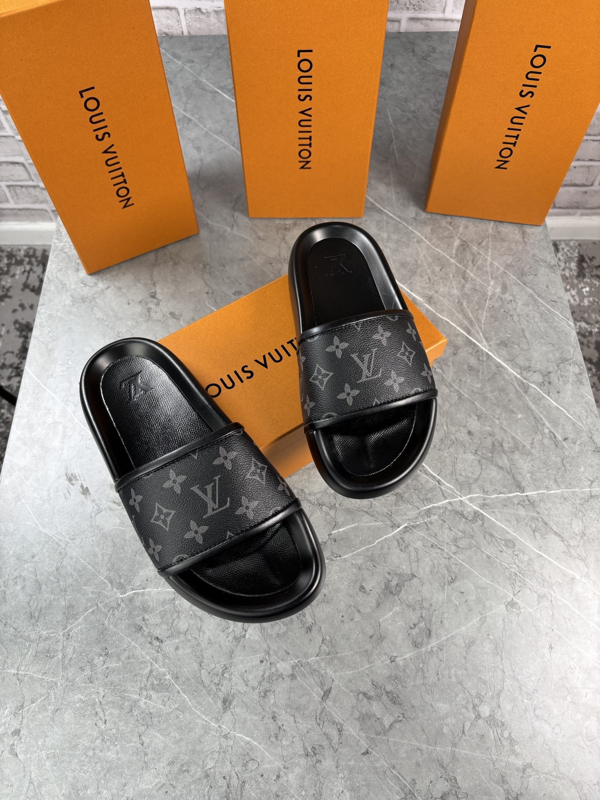 LV SLIDERS BLACK MENS image 1