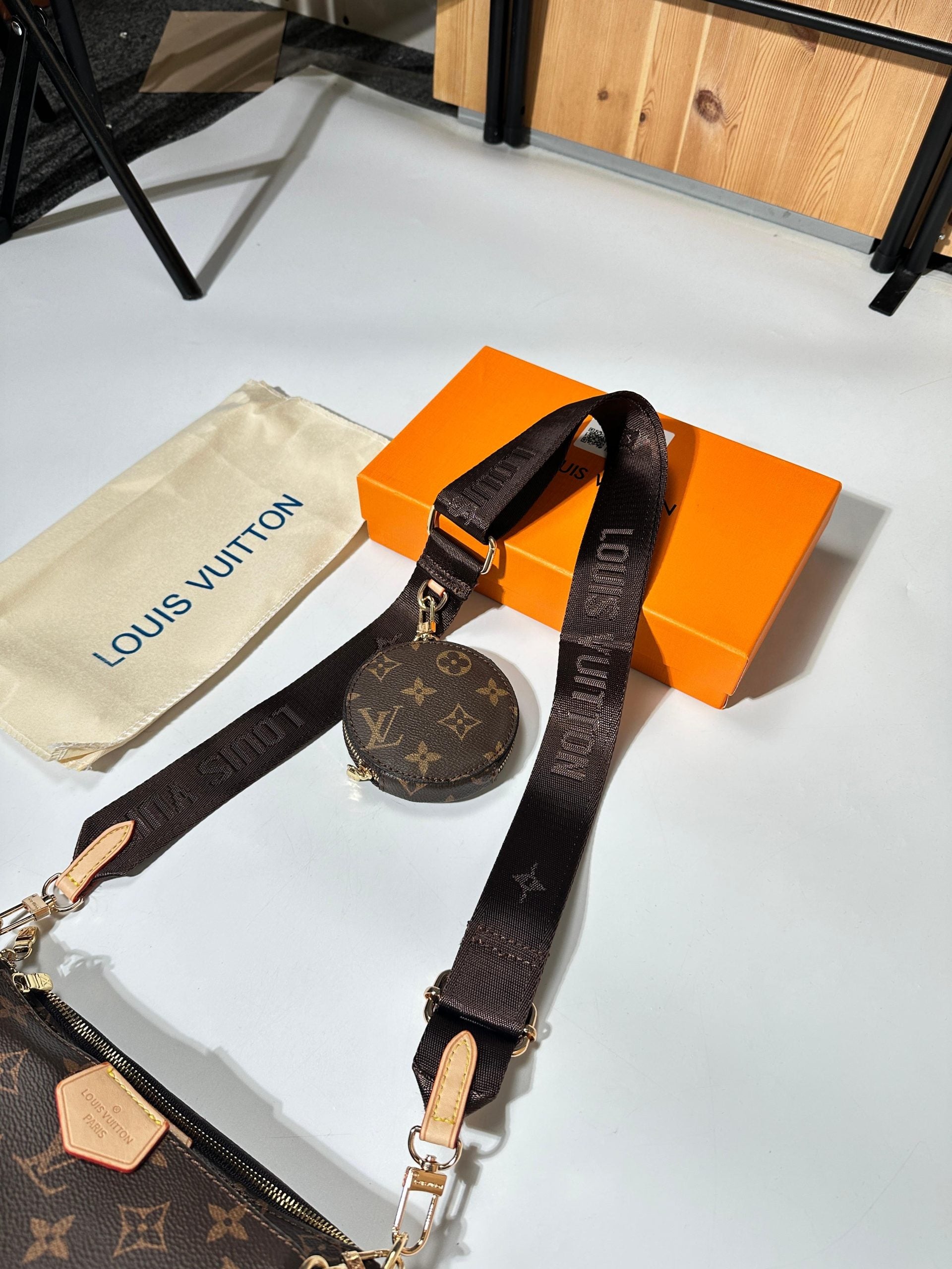 LV BAG image 4