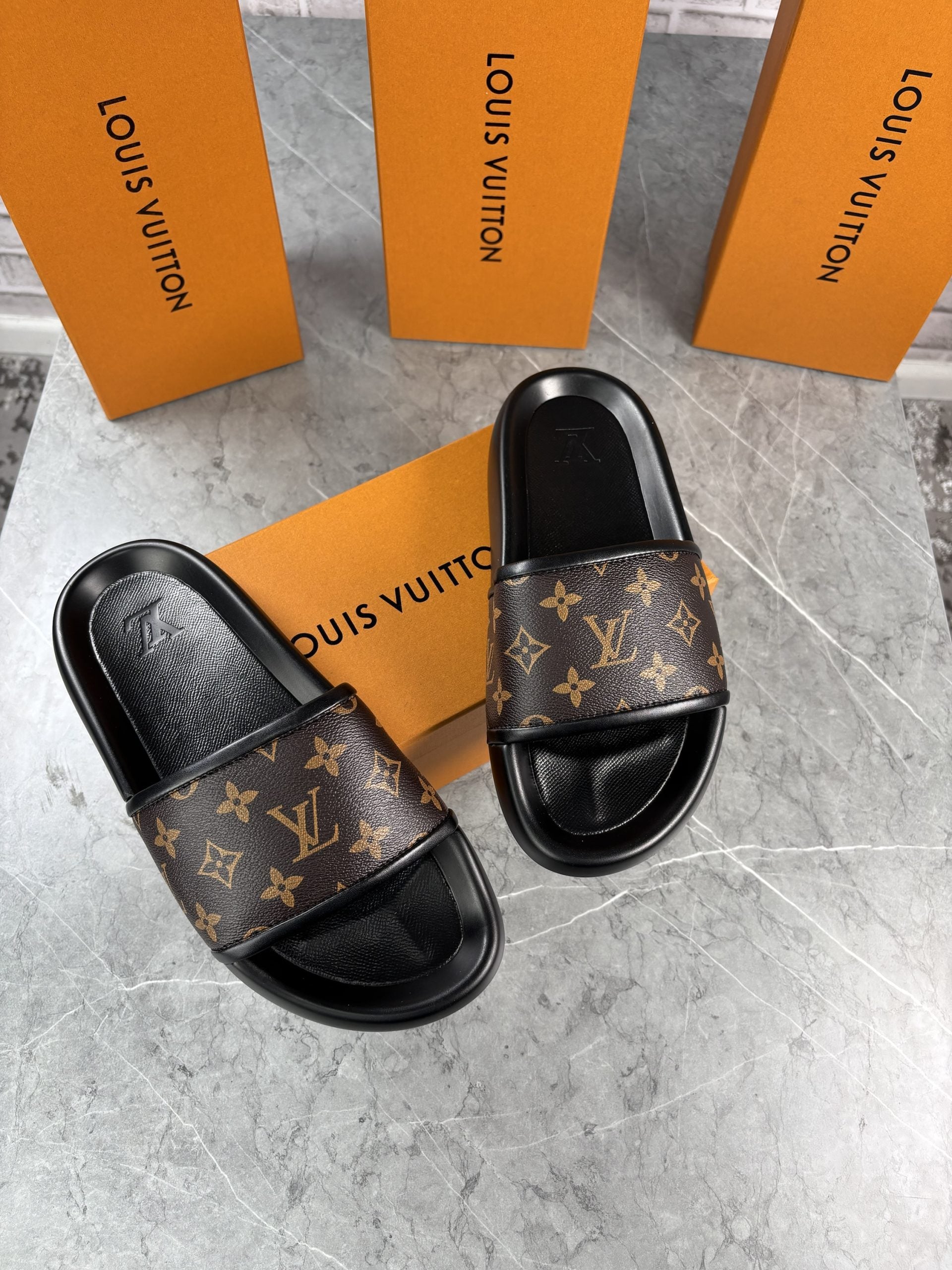 LV SLIDERS MENS image 2