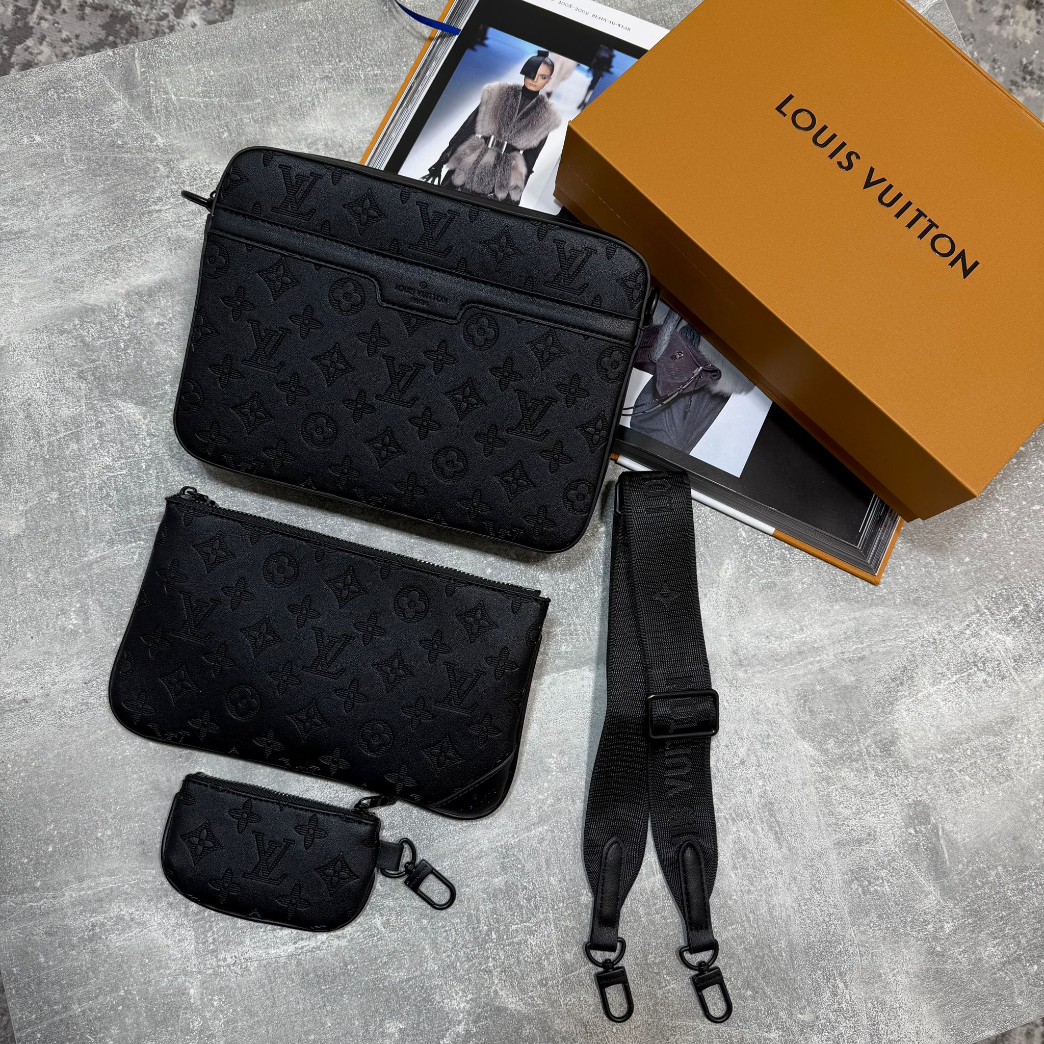 LV Messenger Black image 2