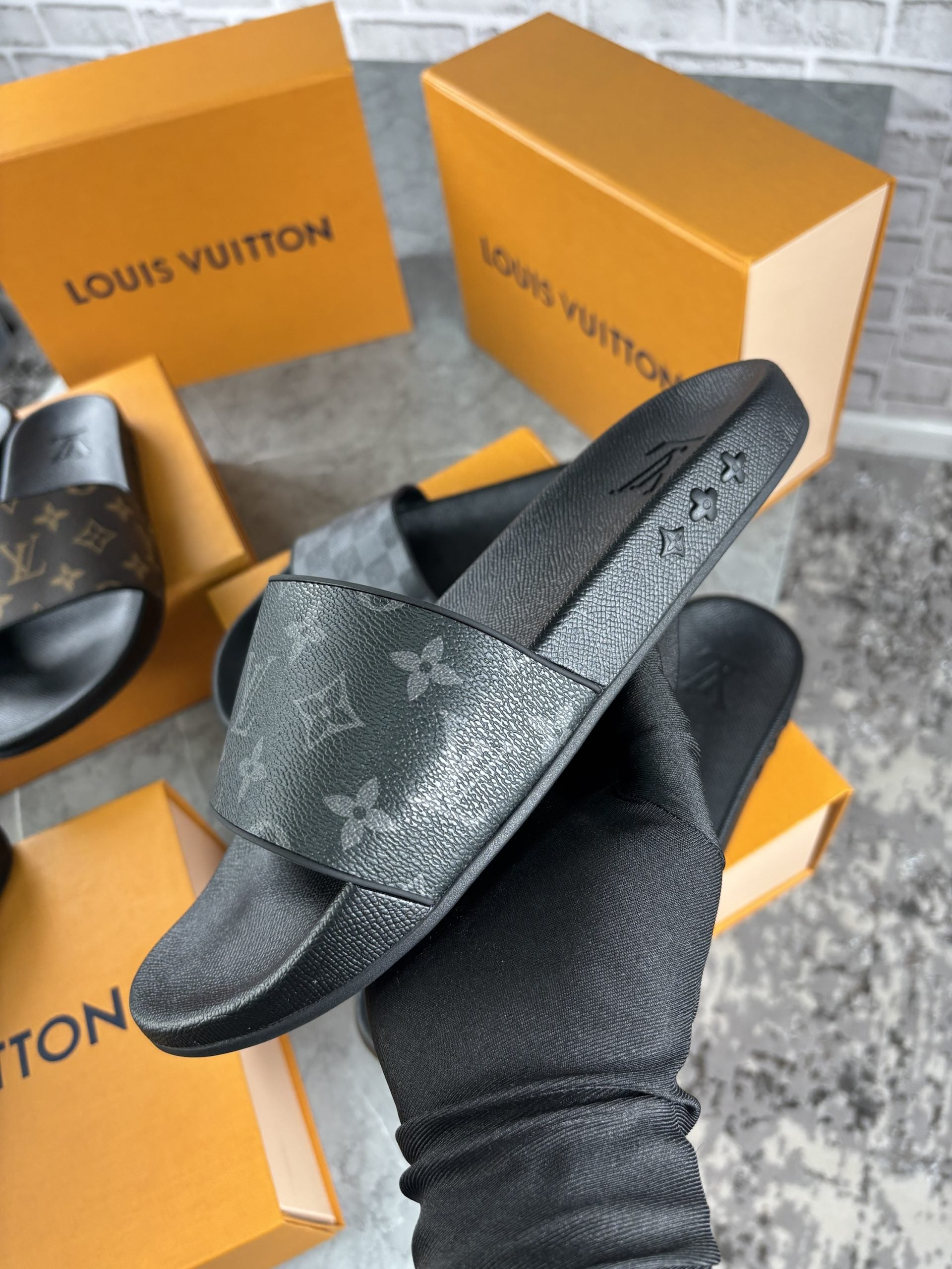 BLACK LV SLIDER image 0