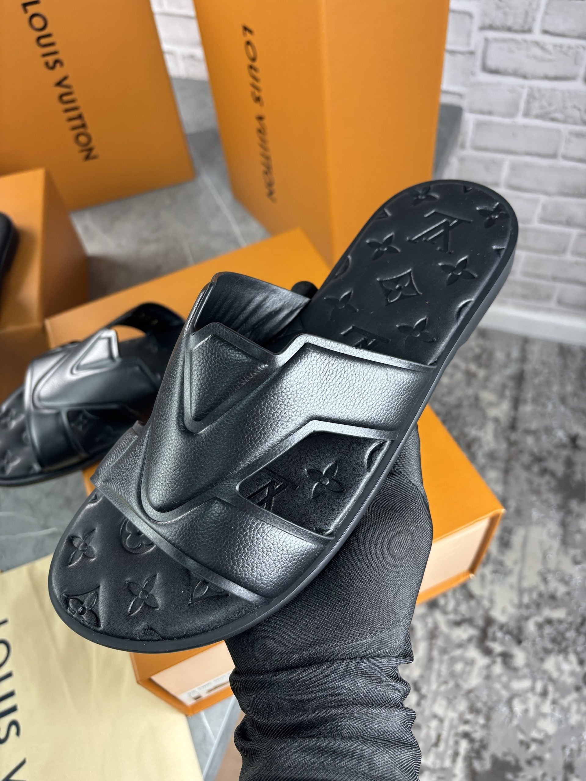 Lv slide black image 0