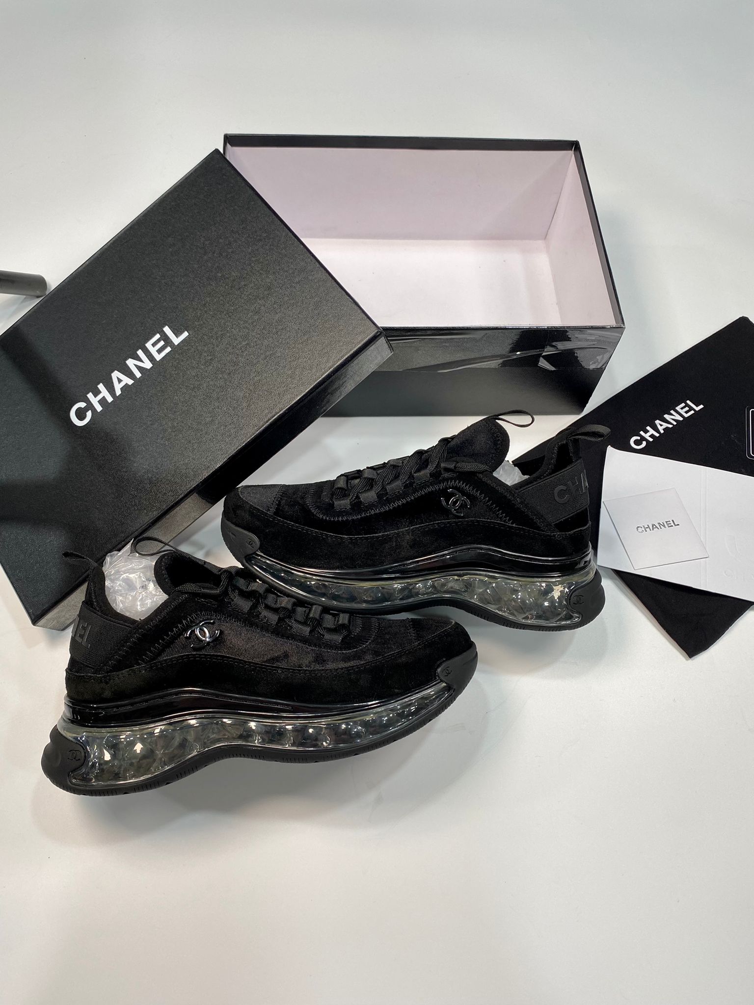 CHNL BLACK RUNNER image 1