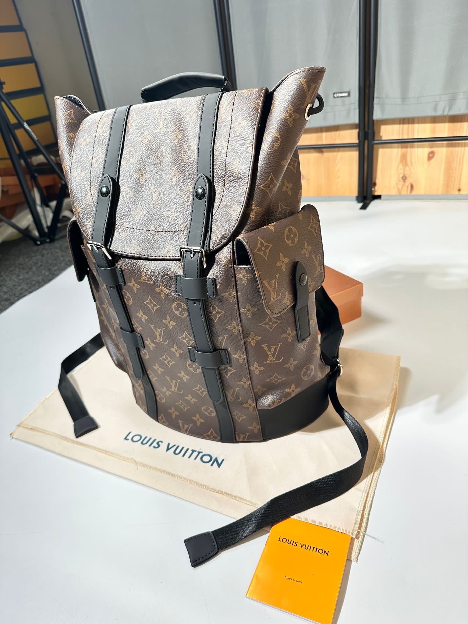 L-V BACKPACK BROWN image 2