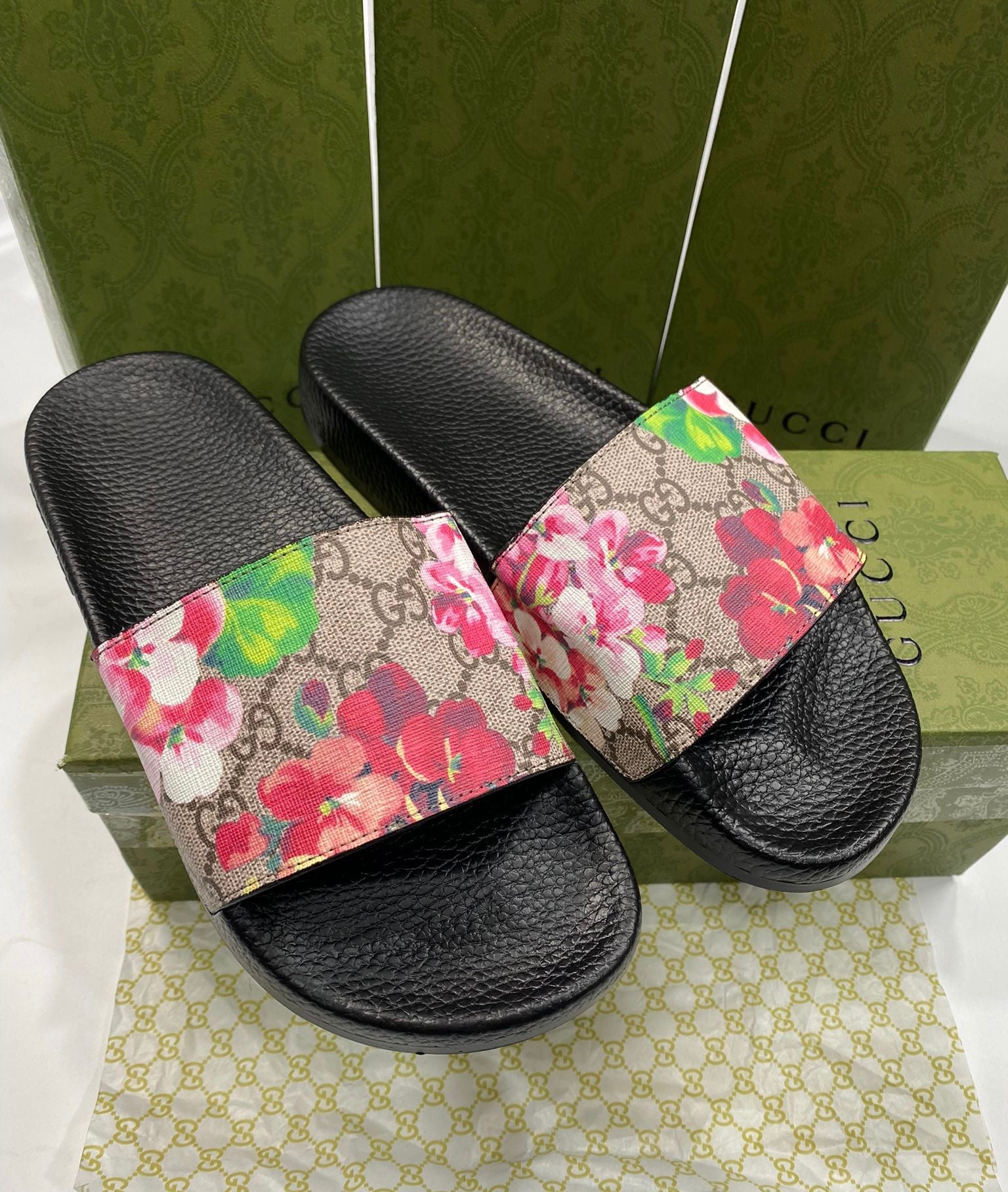 UCCI FLORAL SLIDER image 1